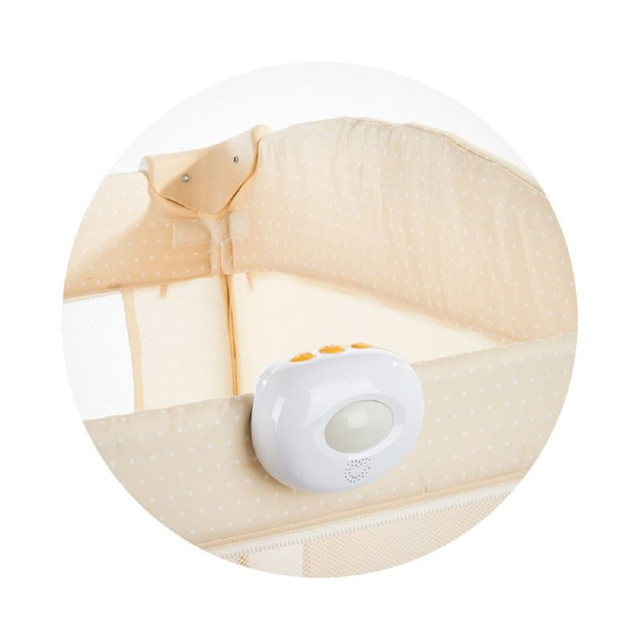 Ein Baby-Bettchen mit weißem und cremefarbenem Polka-Dot-Design. Weißer Hintergrund.
