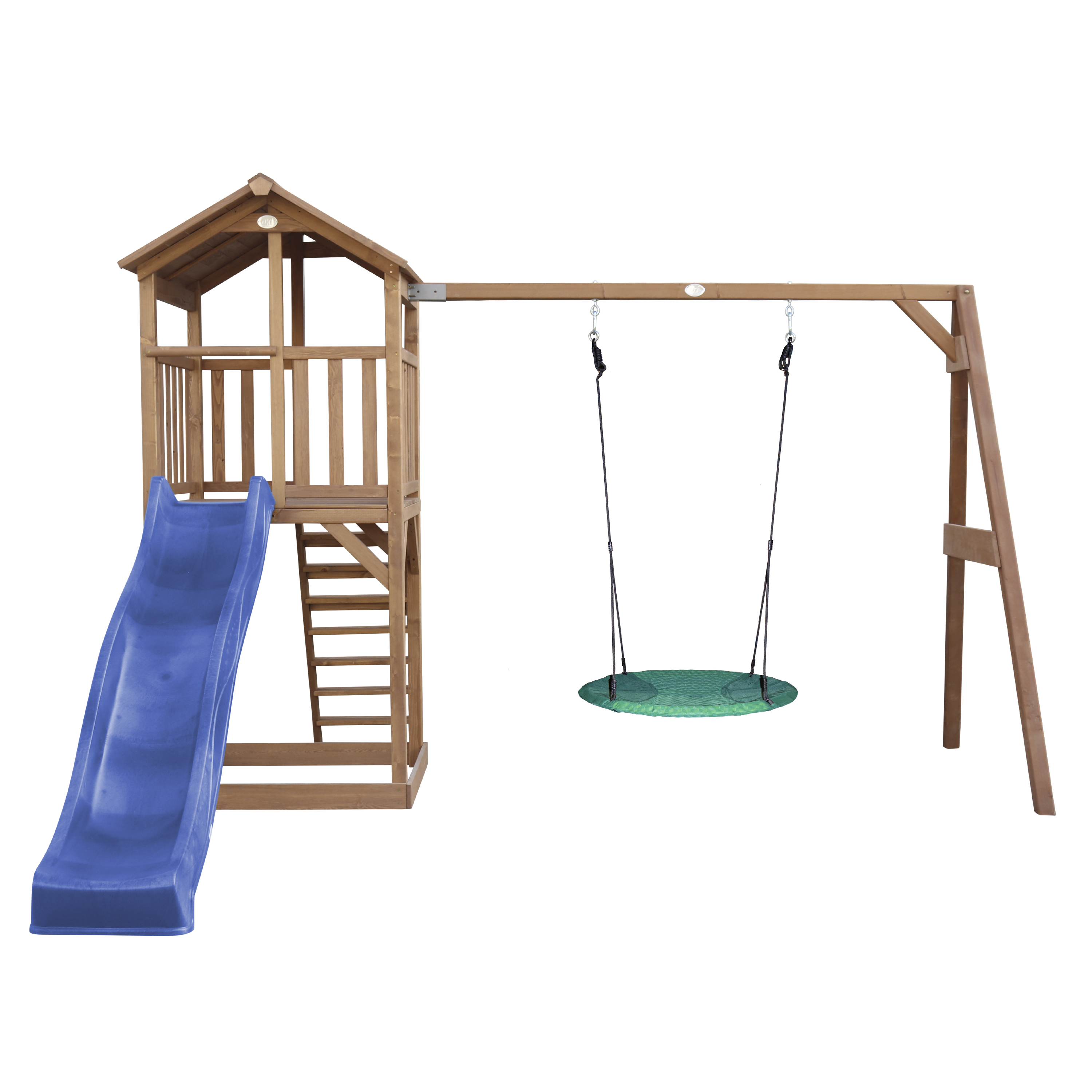 Holzspielplatz mit Rutsche, Leiter und Schaukel auf weißem Hintergrund.