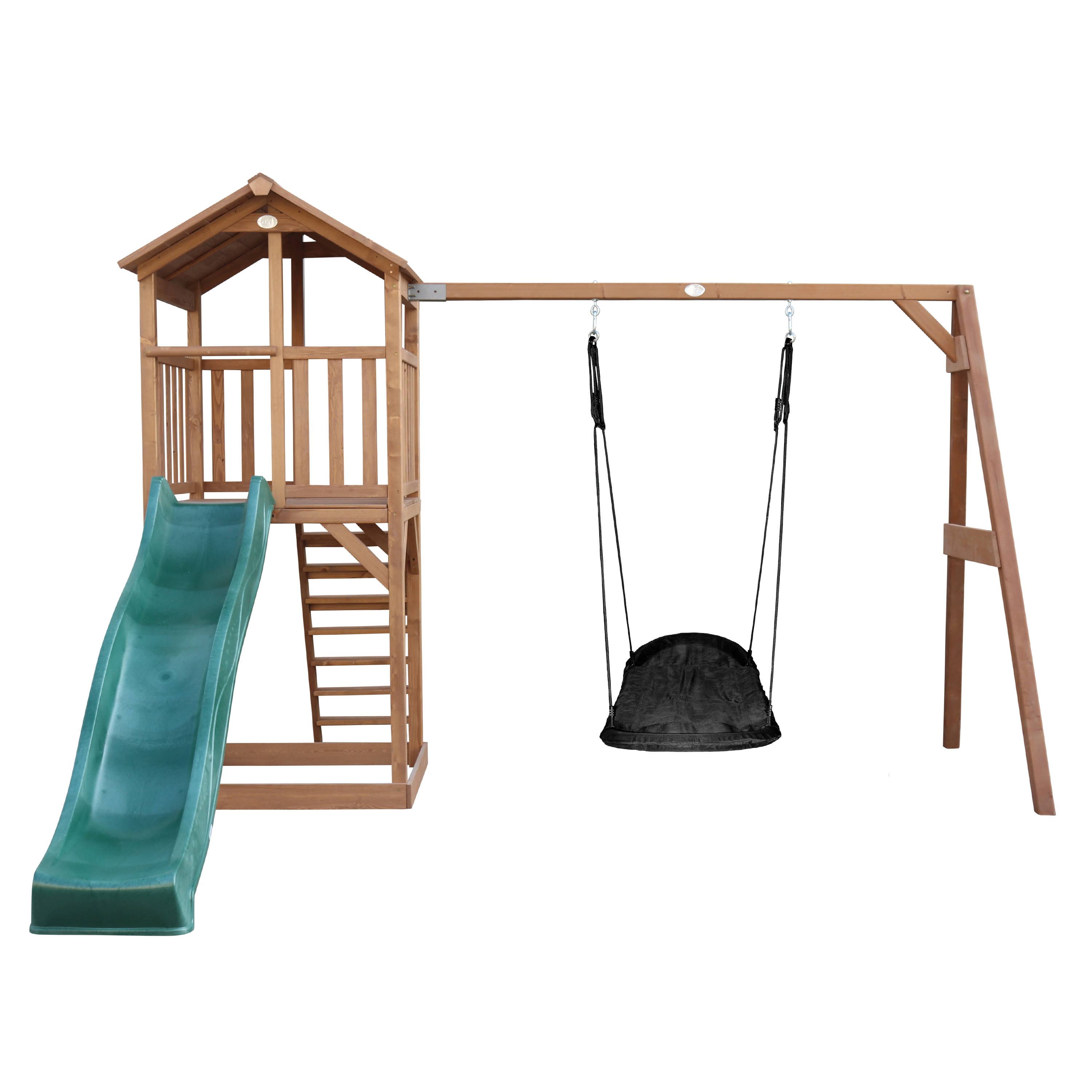 Spielplatz aus Holz mit Rutsche, Treppe und Schaukeln. Weißer Hintergrund.