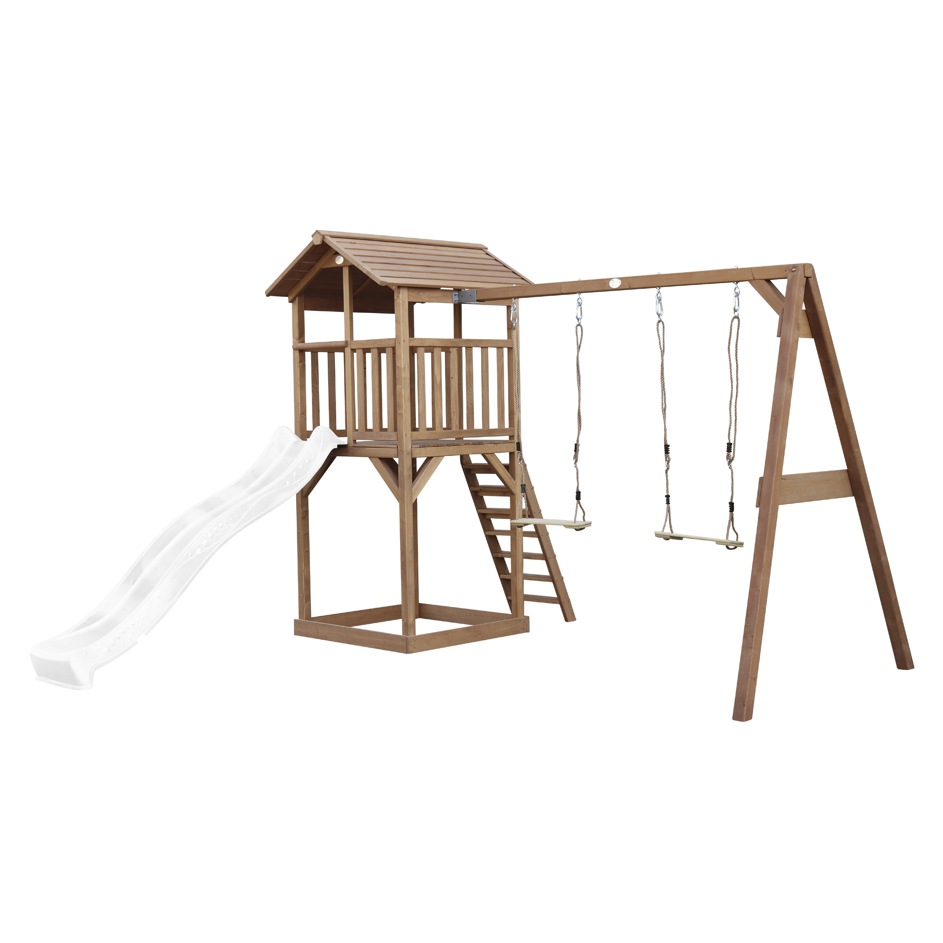 Ein Spielplatz aus Holz mit Rutsche, Treppe, Haus und Schaukeln auf weißem Hintergrund.