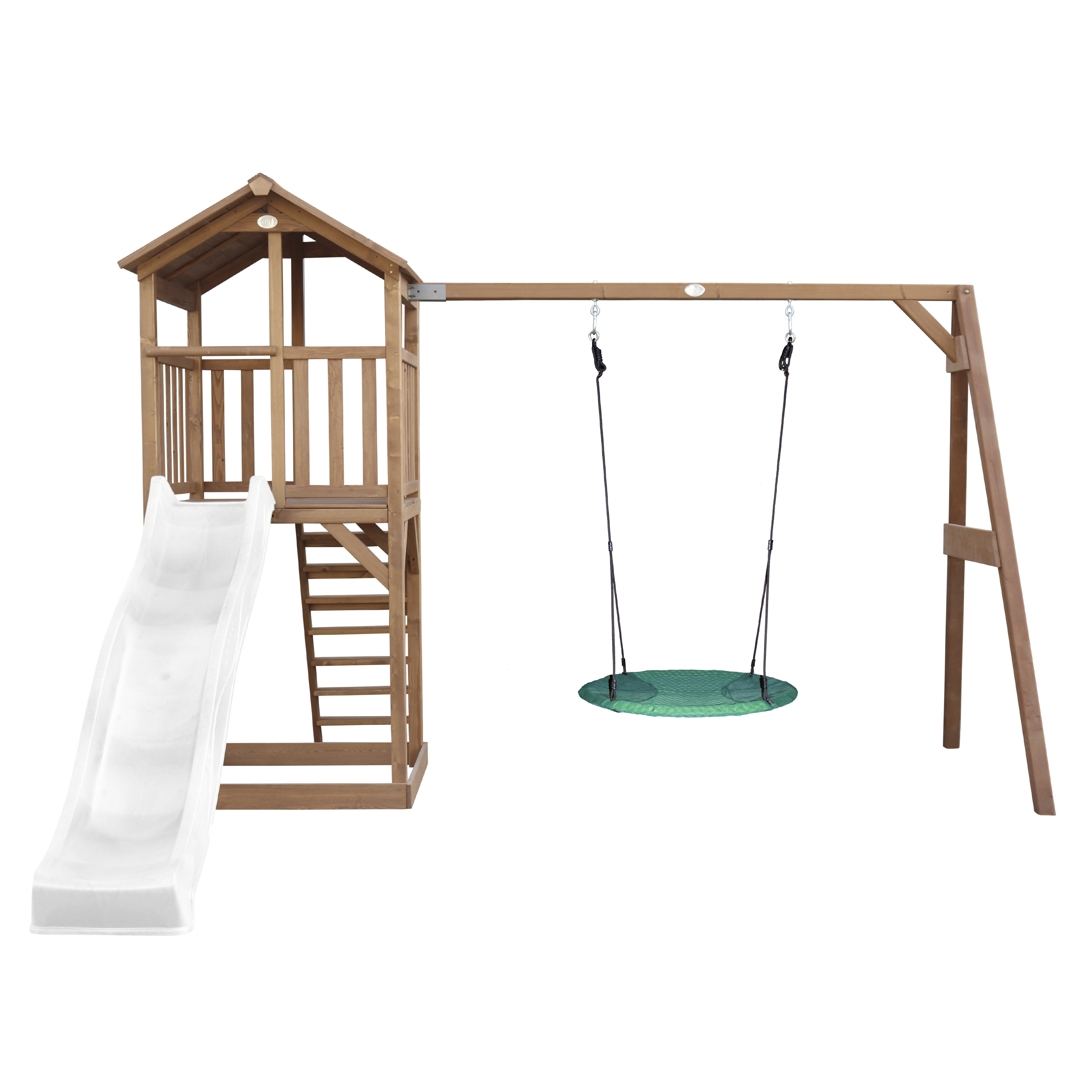 Holzspielplatz mit Rutsche, Kletterstufen und Schaukeln. Braune Holzkonstruktion auf weißem Hintergrund.