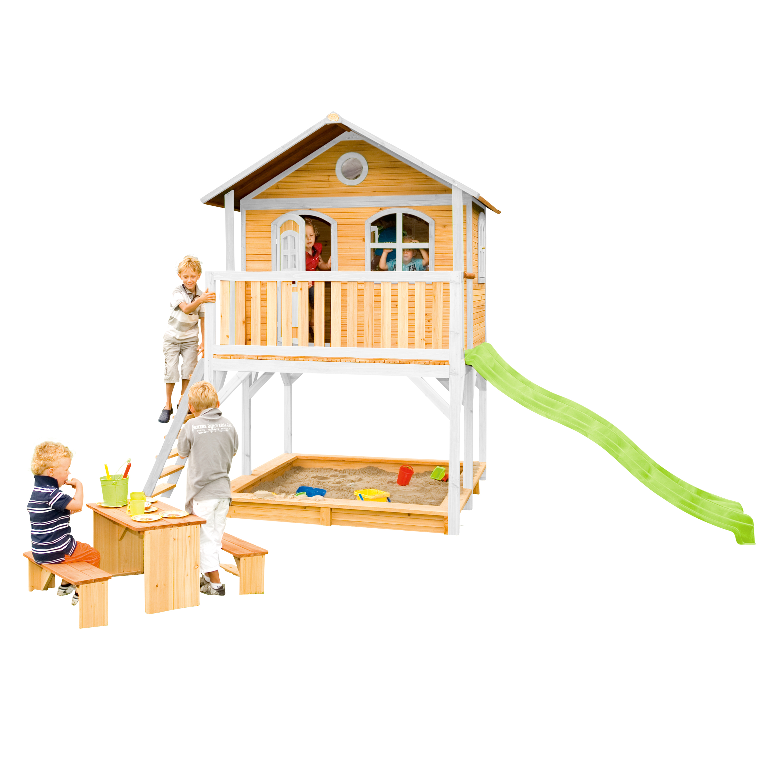 Kinder auf einem Holzspielhaus mit Rutsche, Sandkasten und Tisch. Kinder spielen.