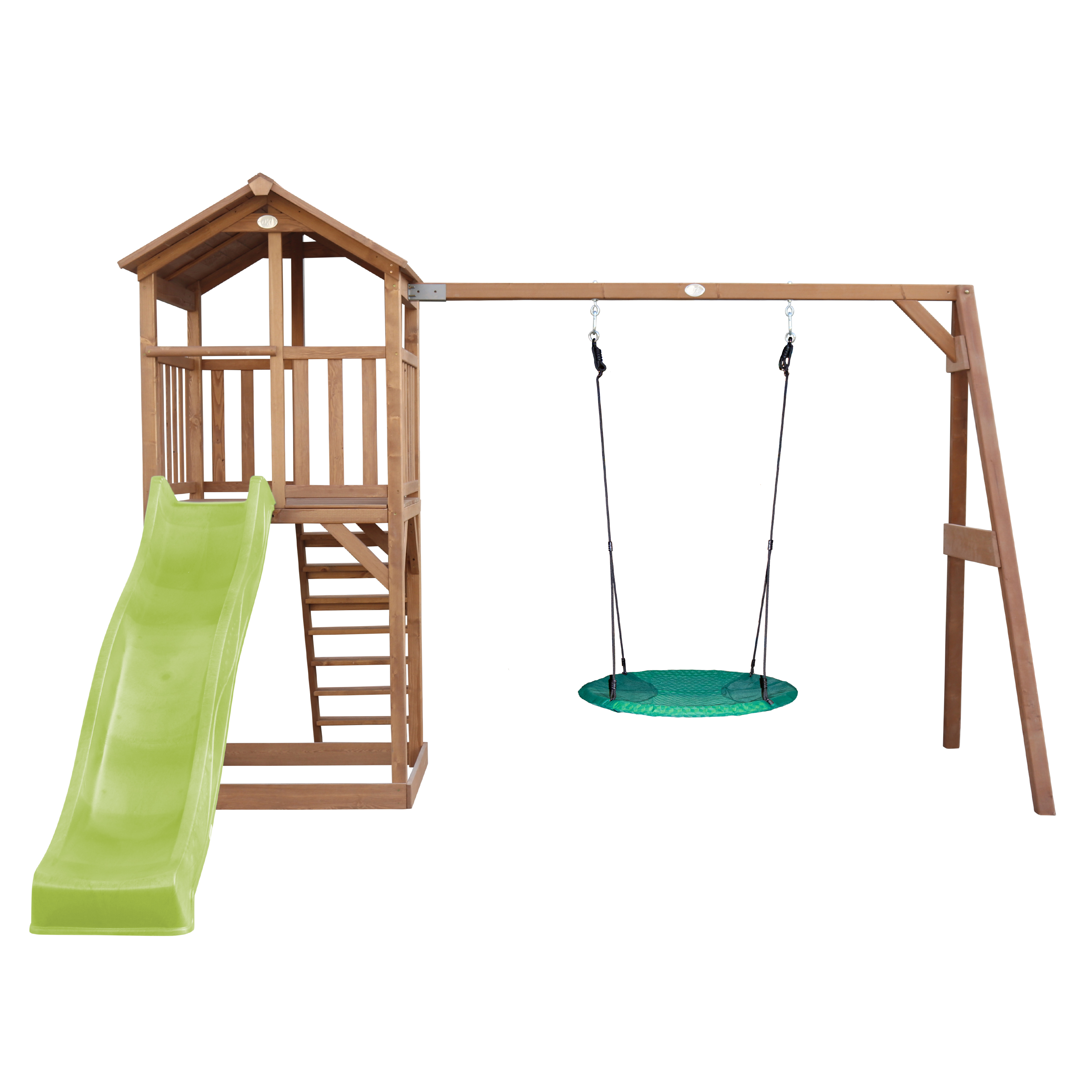 Spielplatz aus Holz mit Rutsche, Treppe und Schaukeln. Weißer Hintergrund.