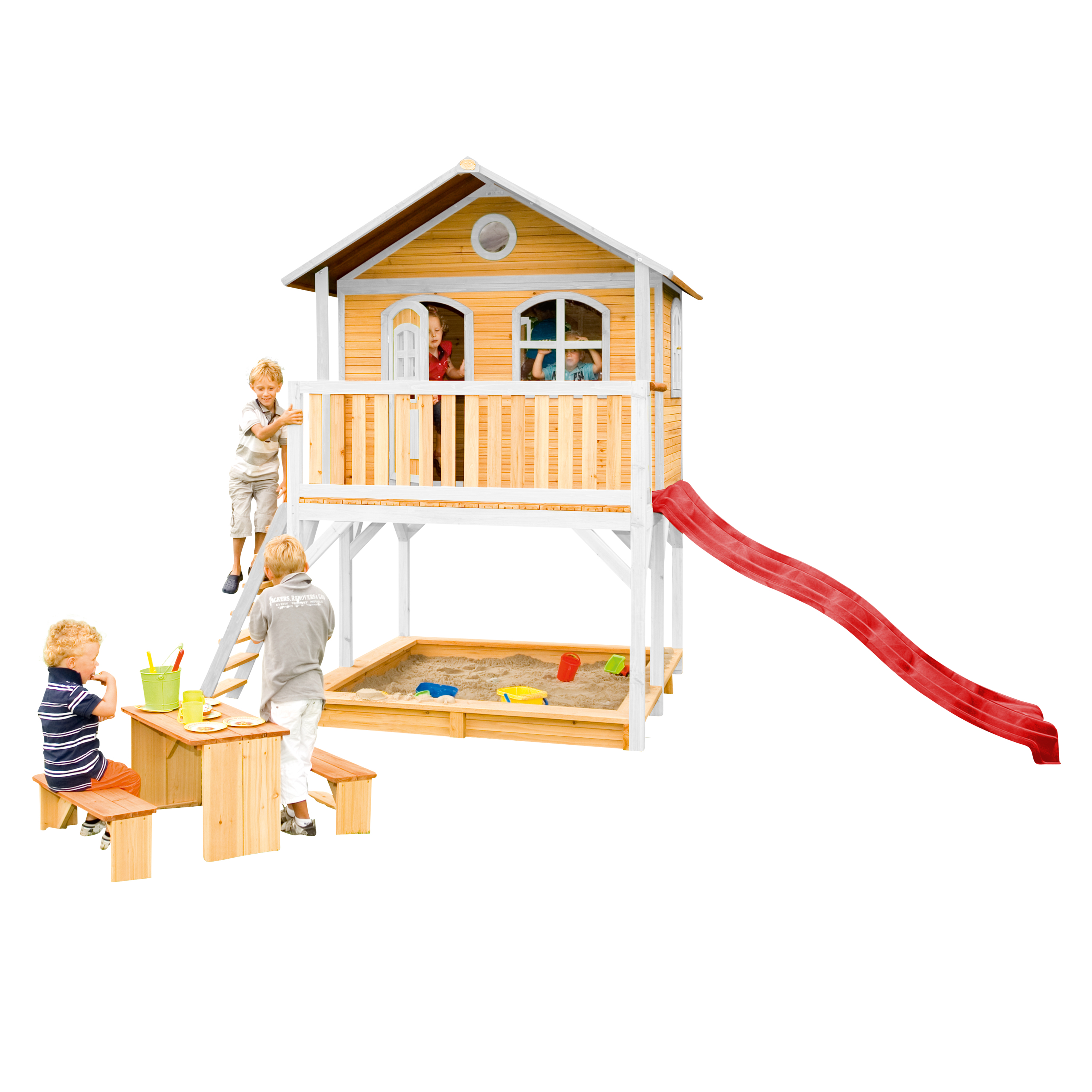 Ein hölzernes Spielhaus mit Rutsche, Sandkasten und Kindern. Einige Kinder auf der Leiter und im Haus.