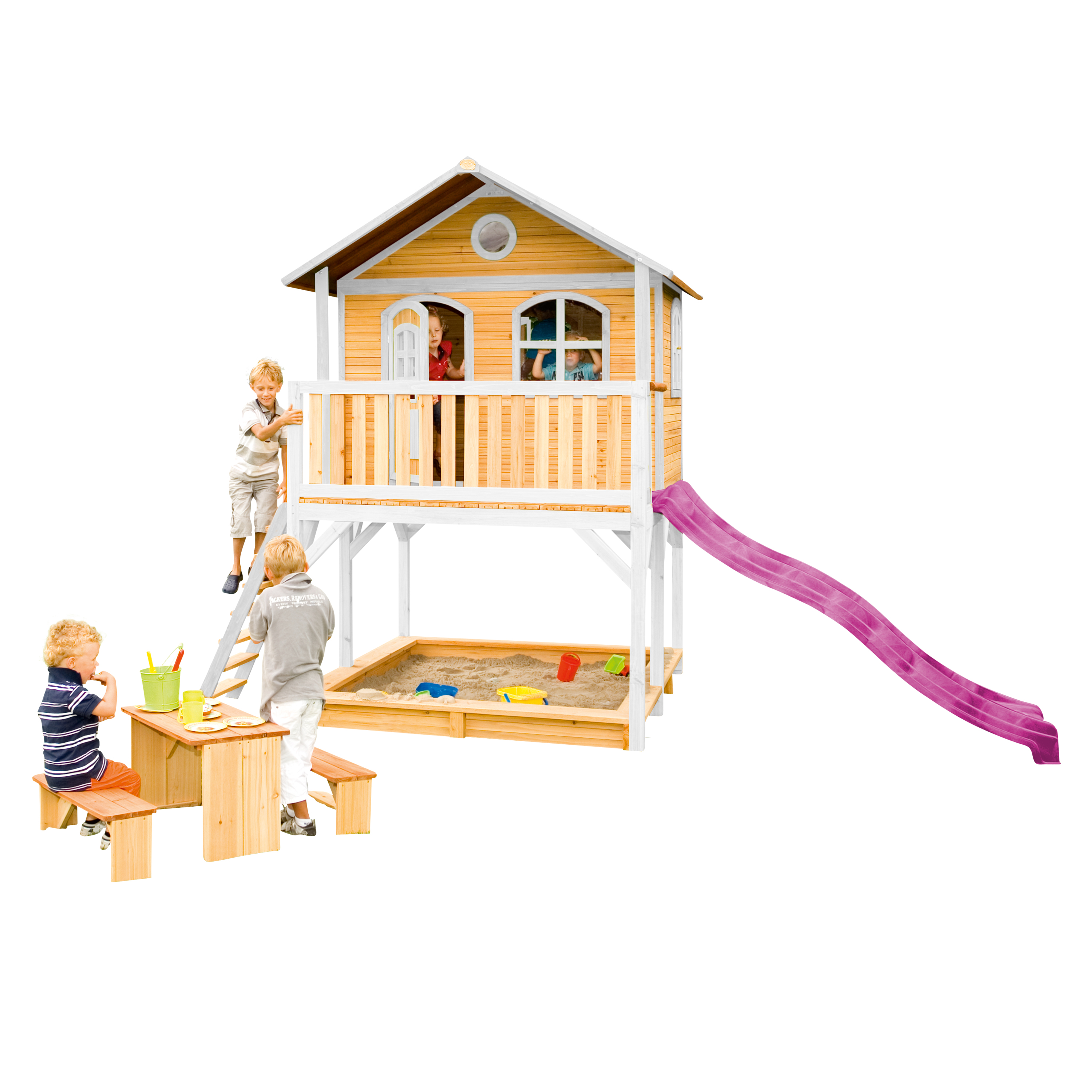 Ein Holzspielhaus mit Rutsche, Sandkasten und spielenden Kindern, vor weißem Hintergrund.