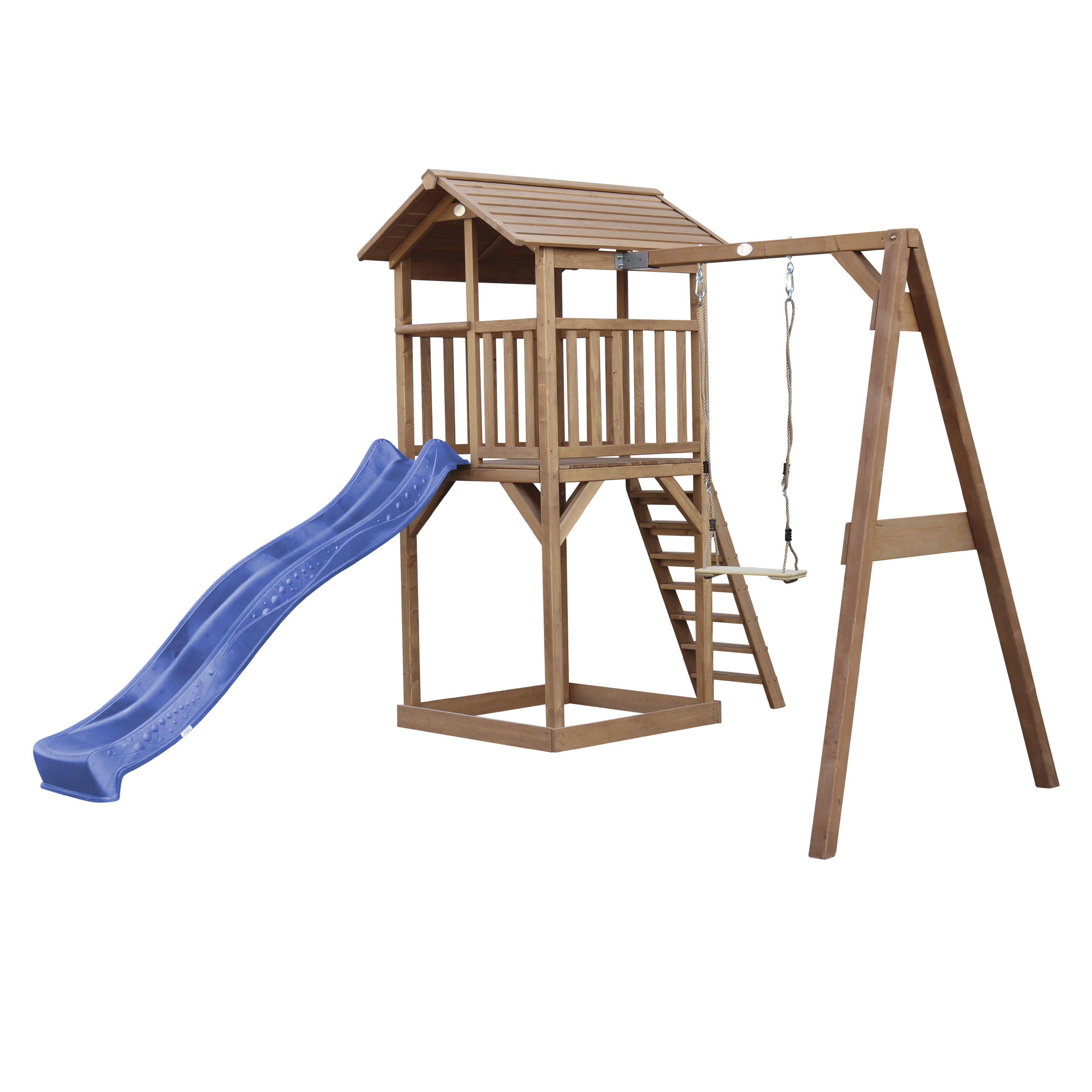 Spielplatz aus Holz mit Rutsche und Schaukel. Weißer Hintergrund.