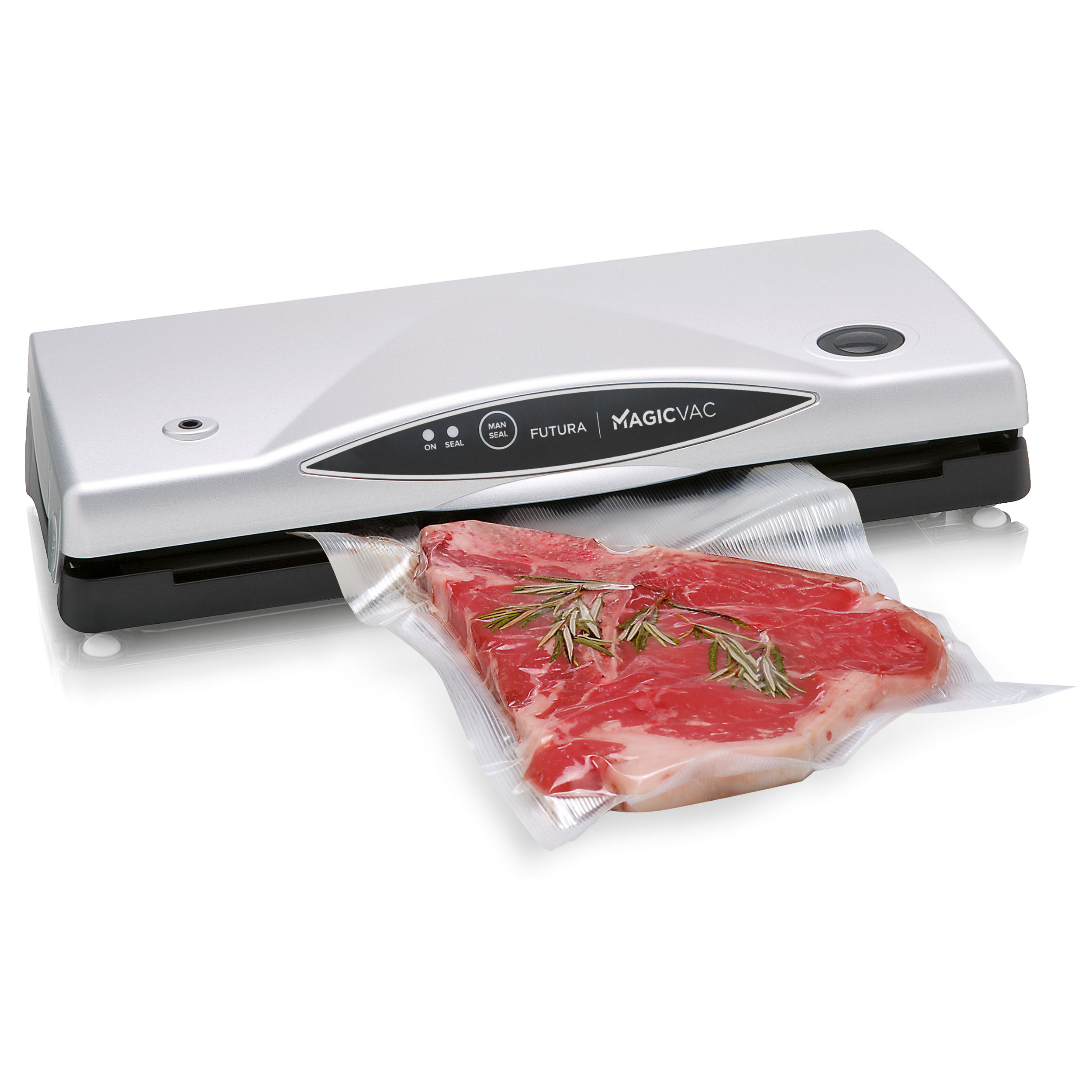 Srebrna maszyna Magic Vac pakuje stek próżniowo w przezroczystą plastikową torbę.