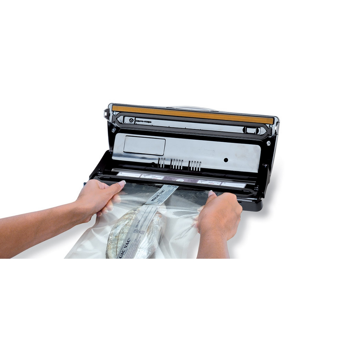 Osoba zamykająca torbę z rybą za pomocą zgrzewarki próżniowej.