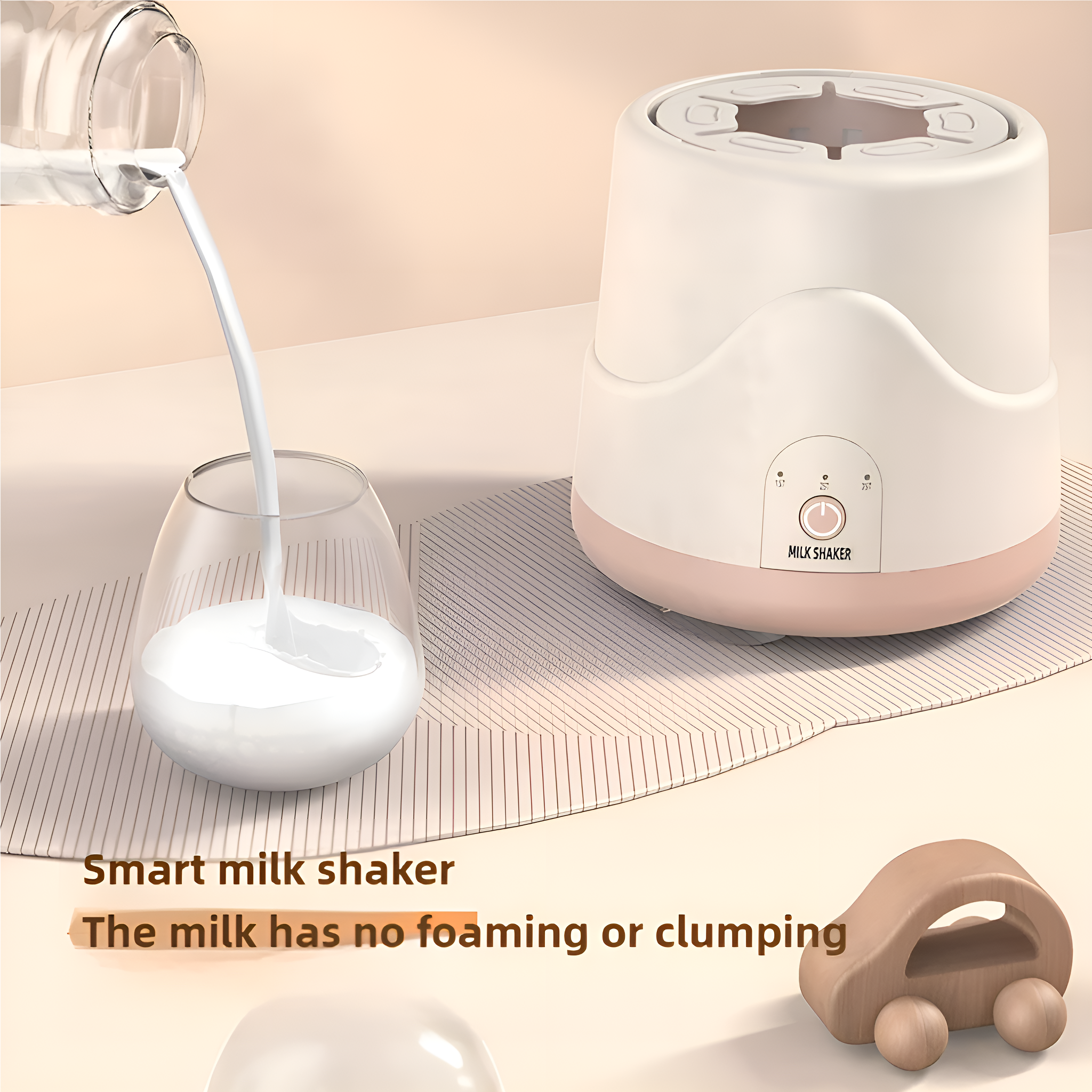 Ein Milchschüttler mit Milch, die in ein Glas gegossen wird. Daneben steht ein kleines Holzspielzeugauto.