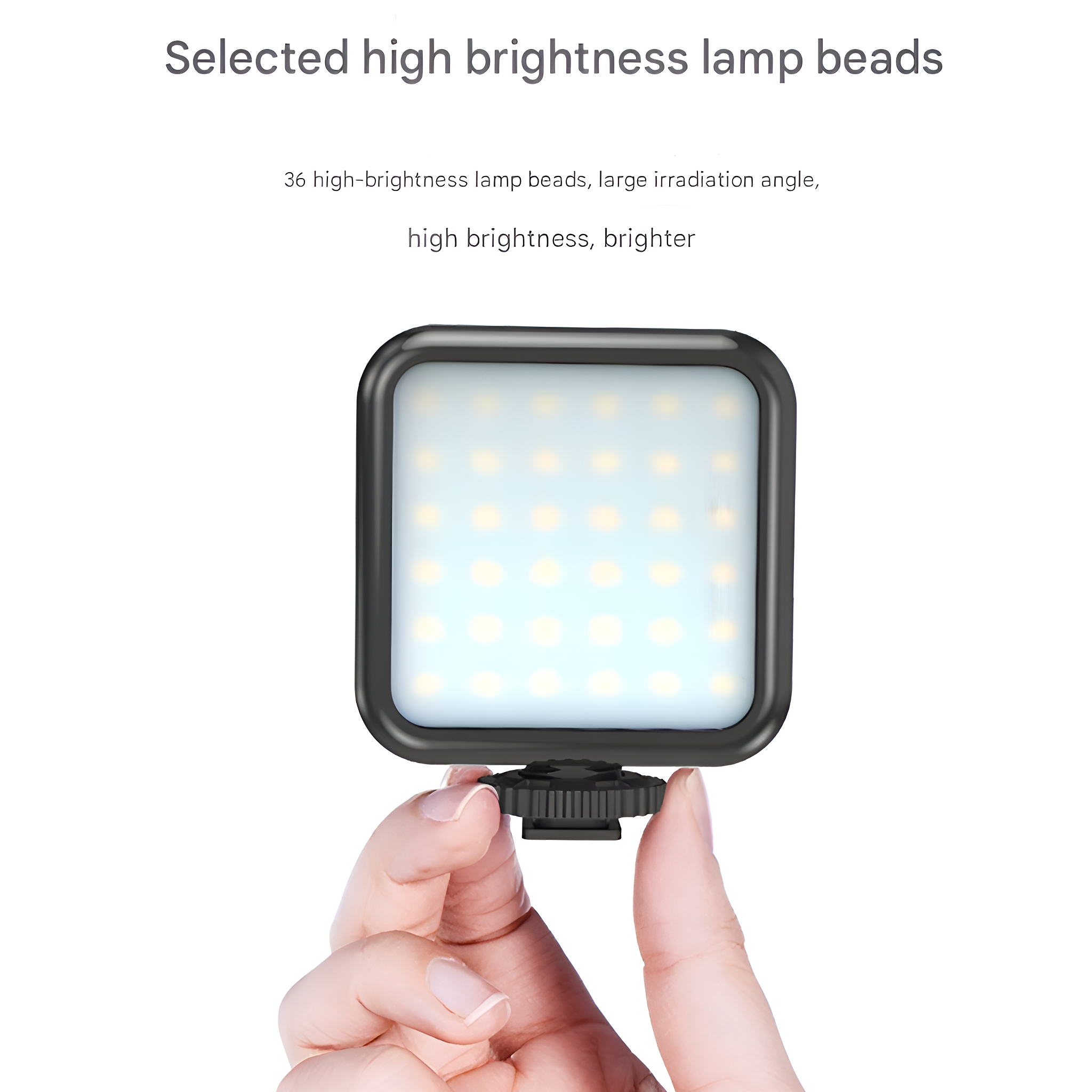 Ein kleines quadratisches LED-Licht, das von einer Hand vor weißem Hintergrund gehalten wird.