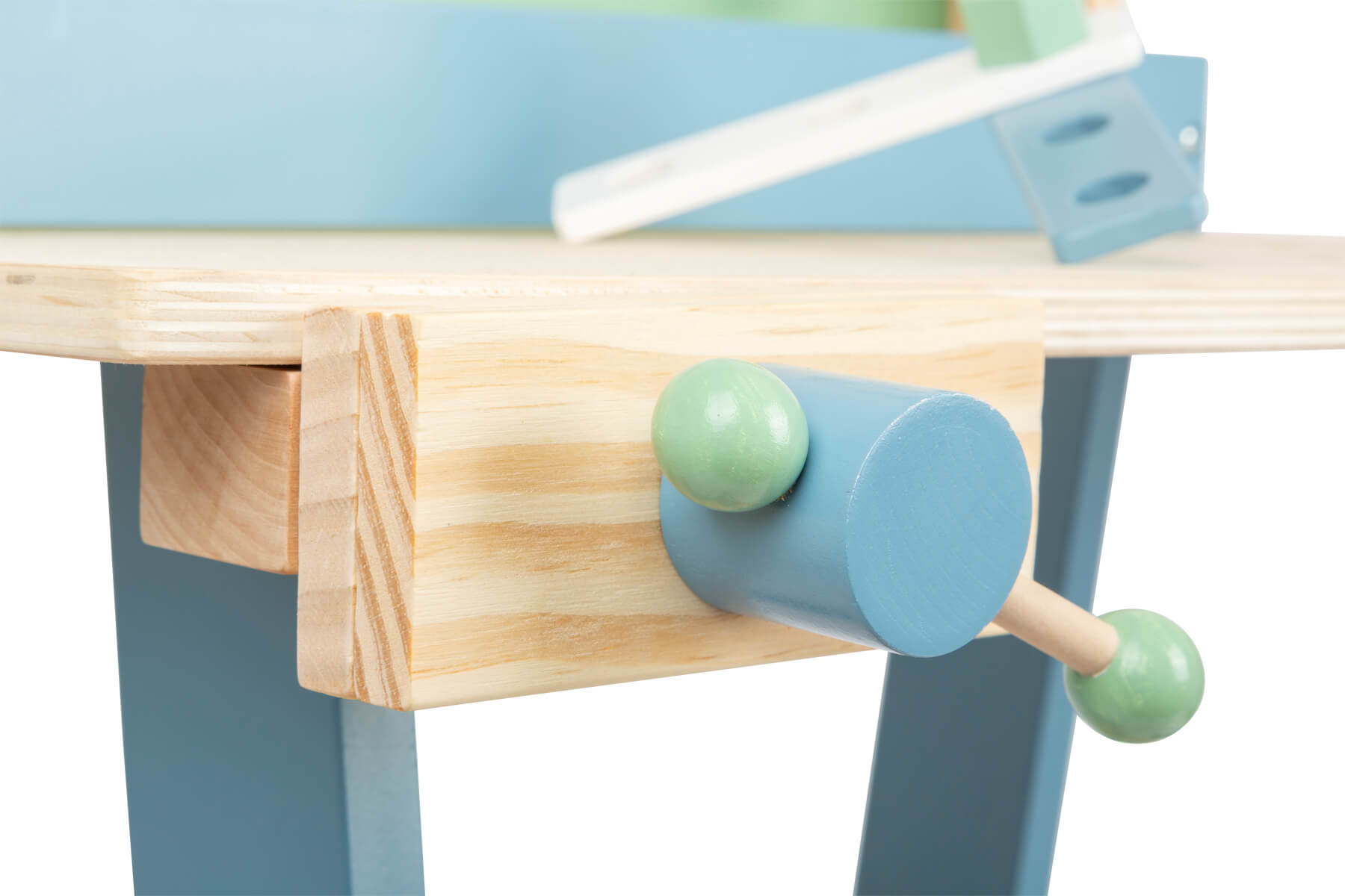 Detail einer Holzwerkbank. Ein blau lackiertes Teil mit grünem Knauf und Holzteil.