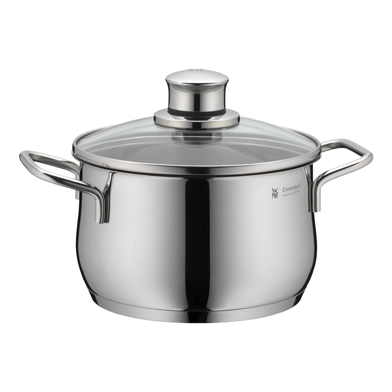 Une casserole en acier inoxydable avec un couvercle en verre et deux poignées latérales.