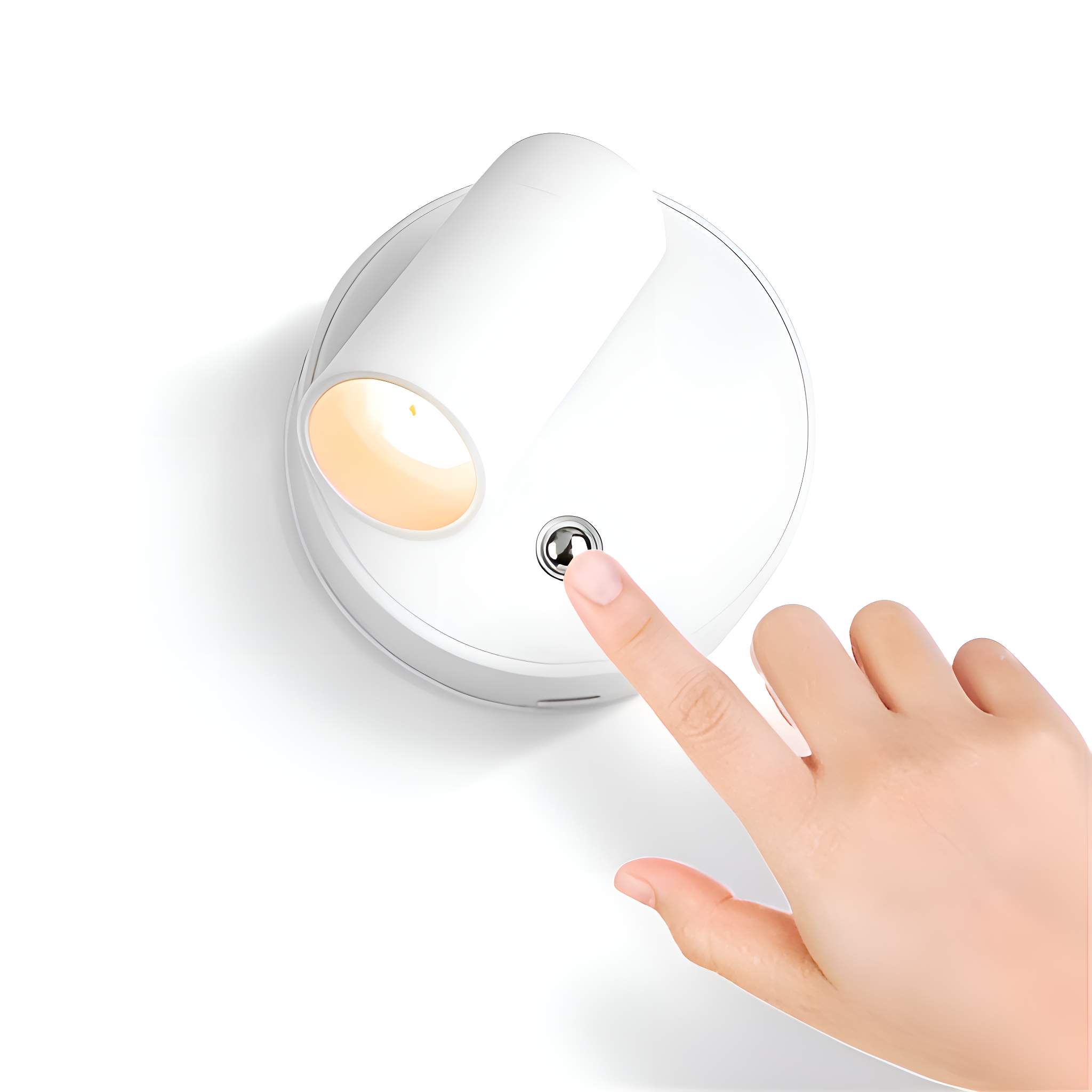 Eine weiße Wandleuchte mit einem Knopf, der von einem Finger gedrückt wird. Der Hintergrund ist weiß.