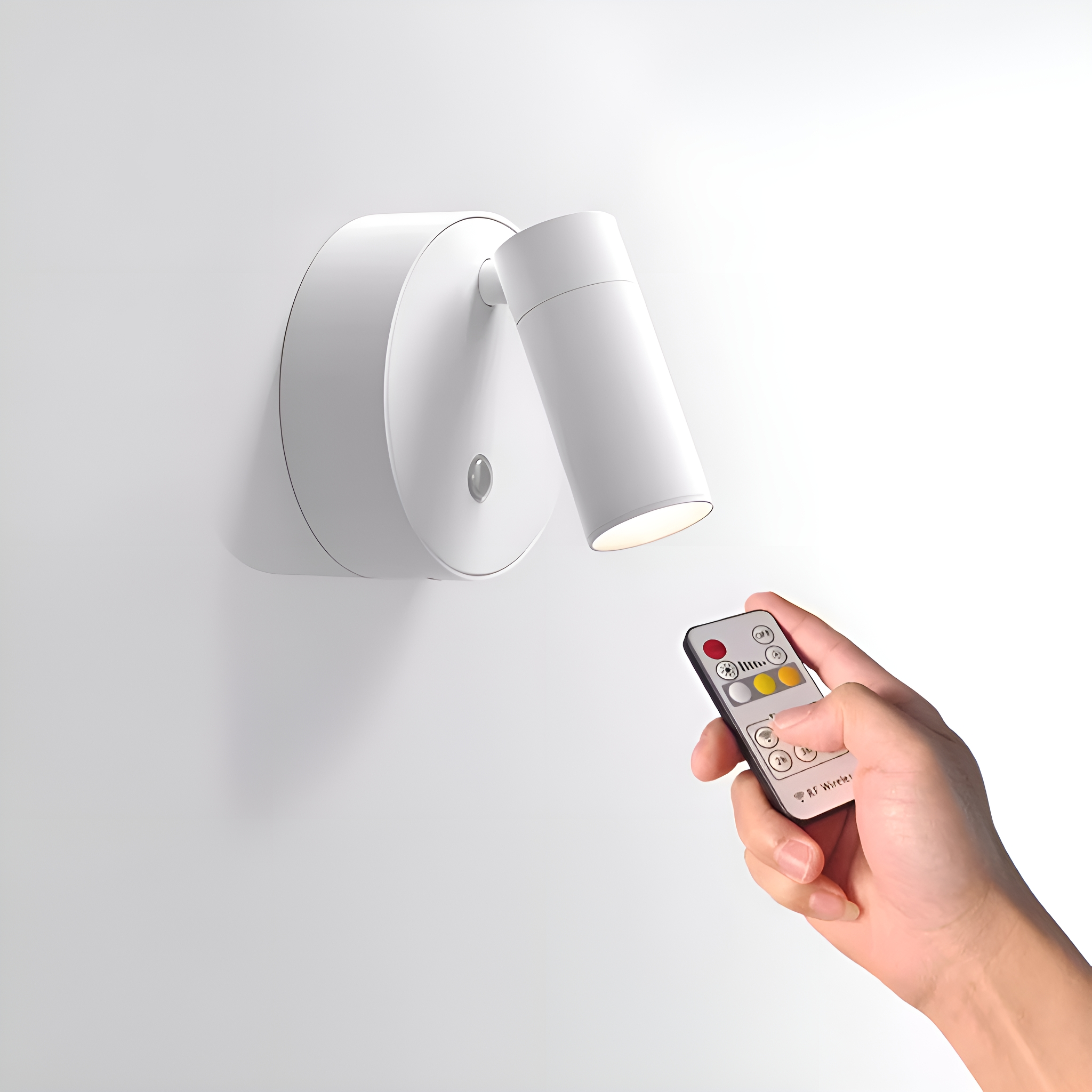 Weiße Wandlampe mit Hand und Fernbedienung.