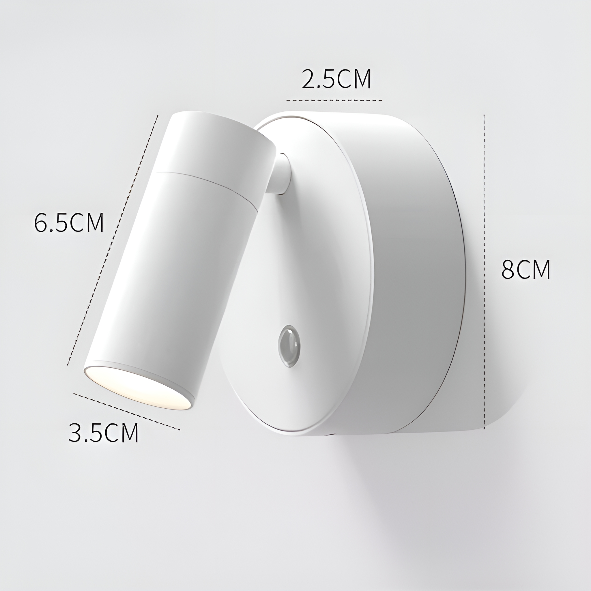 Weißer, an der Wand montierter Strahler mit den Abmessungen: 6,5 cm, 3,5 cm und 8 cm.