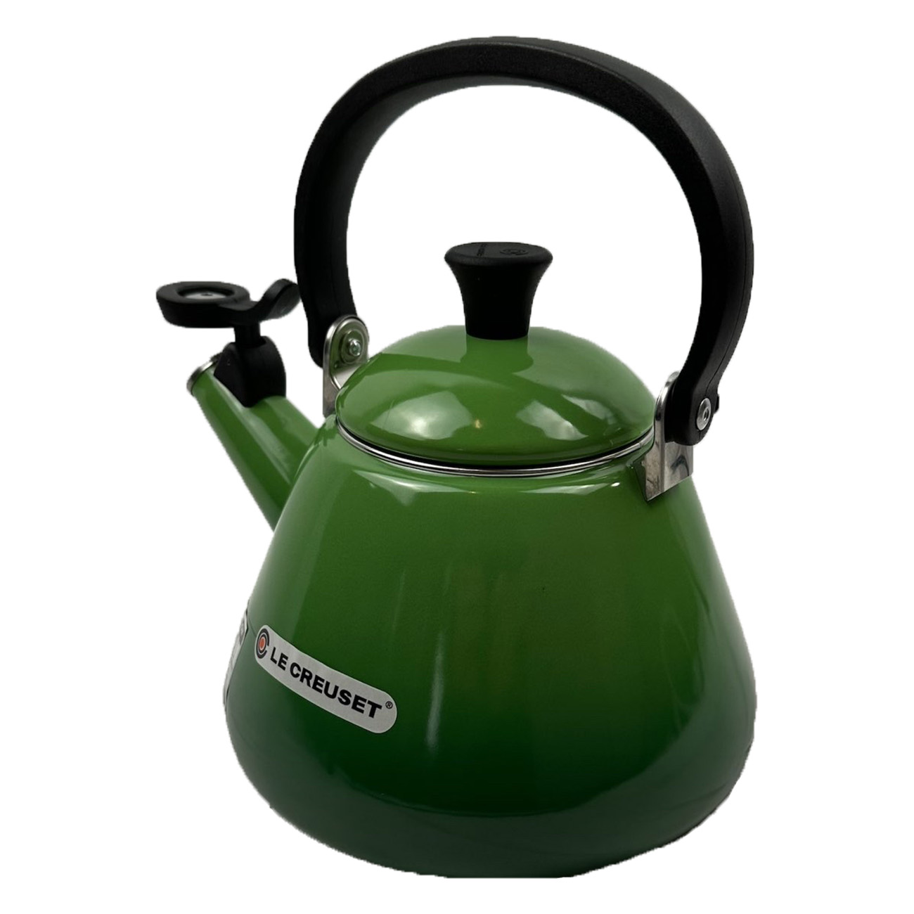 Grüner Le Creuset-Kessel mit schwarzem Griff und Ausguss. Weißer Hintergrund.