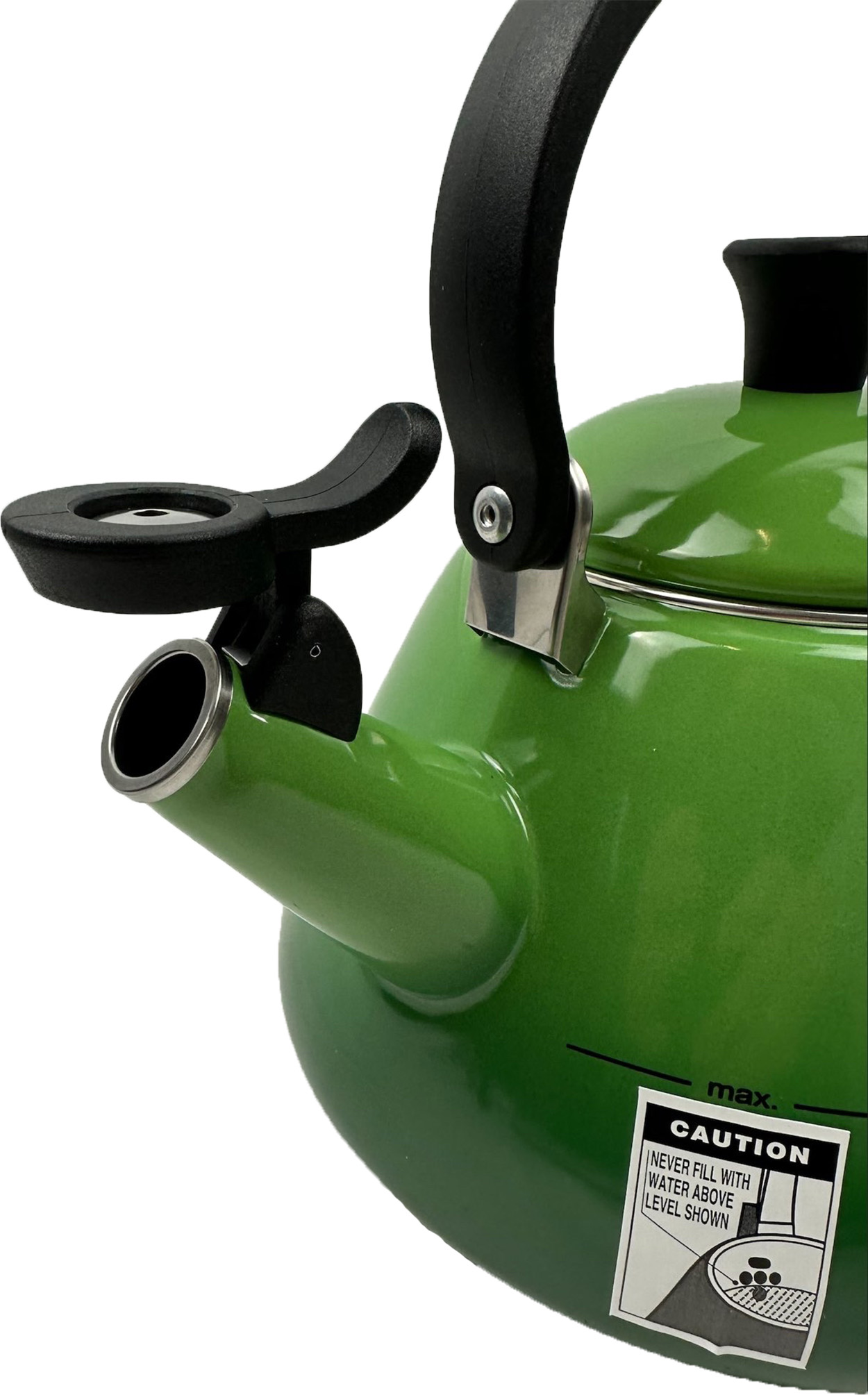 Grüner Wasserkocher mit schwarzem Griff, Ausguss und Deckel auf weißem Hintergrund. Vorsichtsetikett sichtbar.
