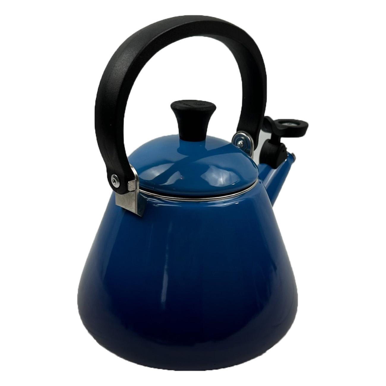 Blauer Wasserkocher mit schwarzem Griff und Deckel, auf weißem Hintergrund.