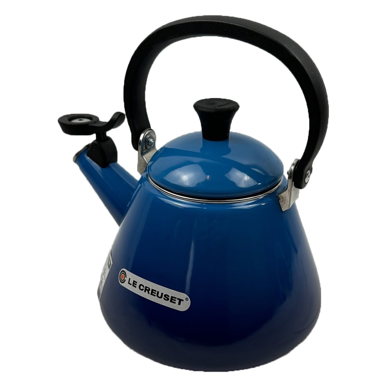 Ein blauer Le Creuset Wasserkocher mit schwarzem Griff und Deckel. Er steht auf einer weißen Oberfläche.