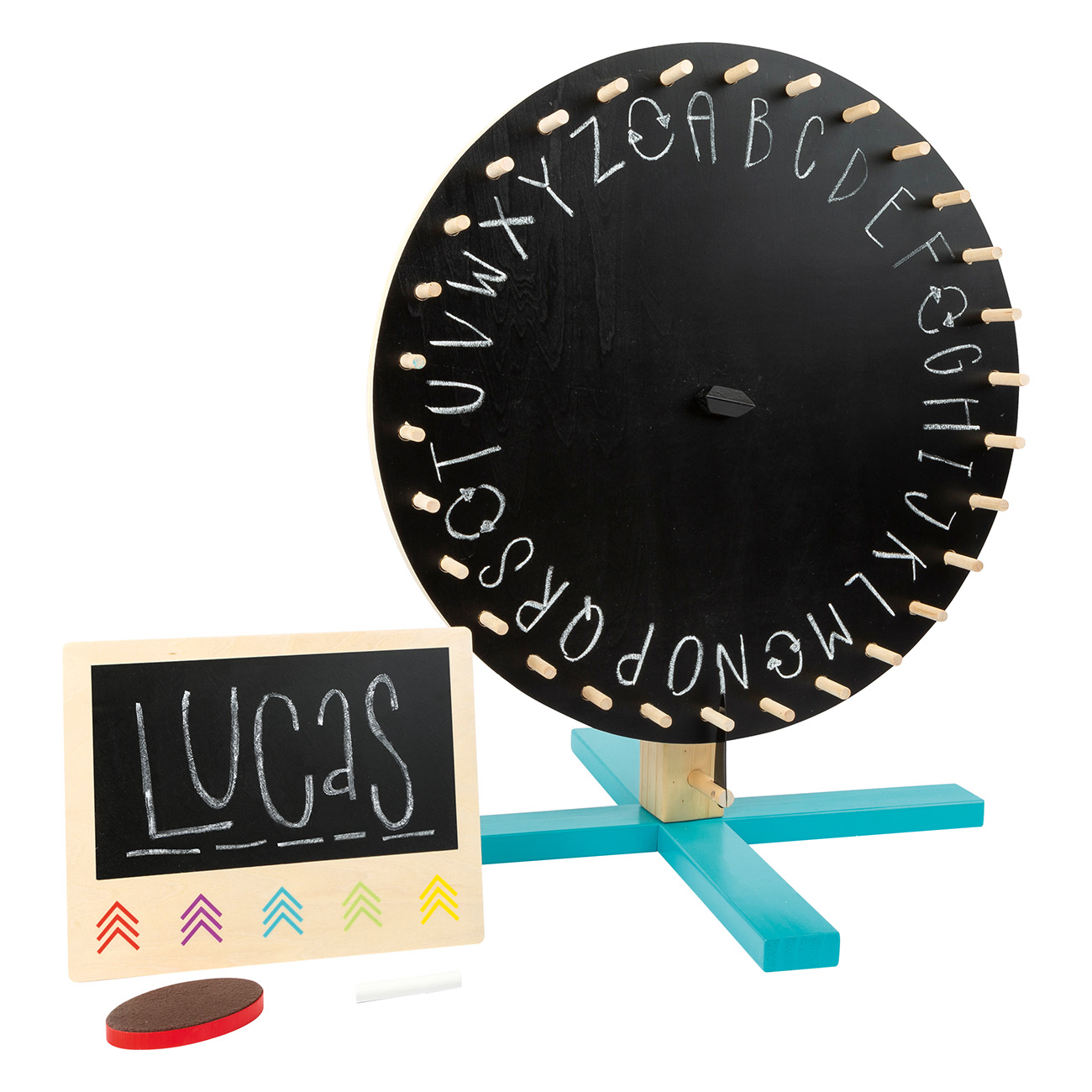 Schwarze Tafel mit Buchstaben und eine kleinere Tafel mit dem Namen "Lucas".