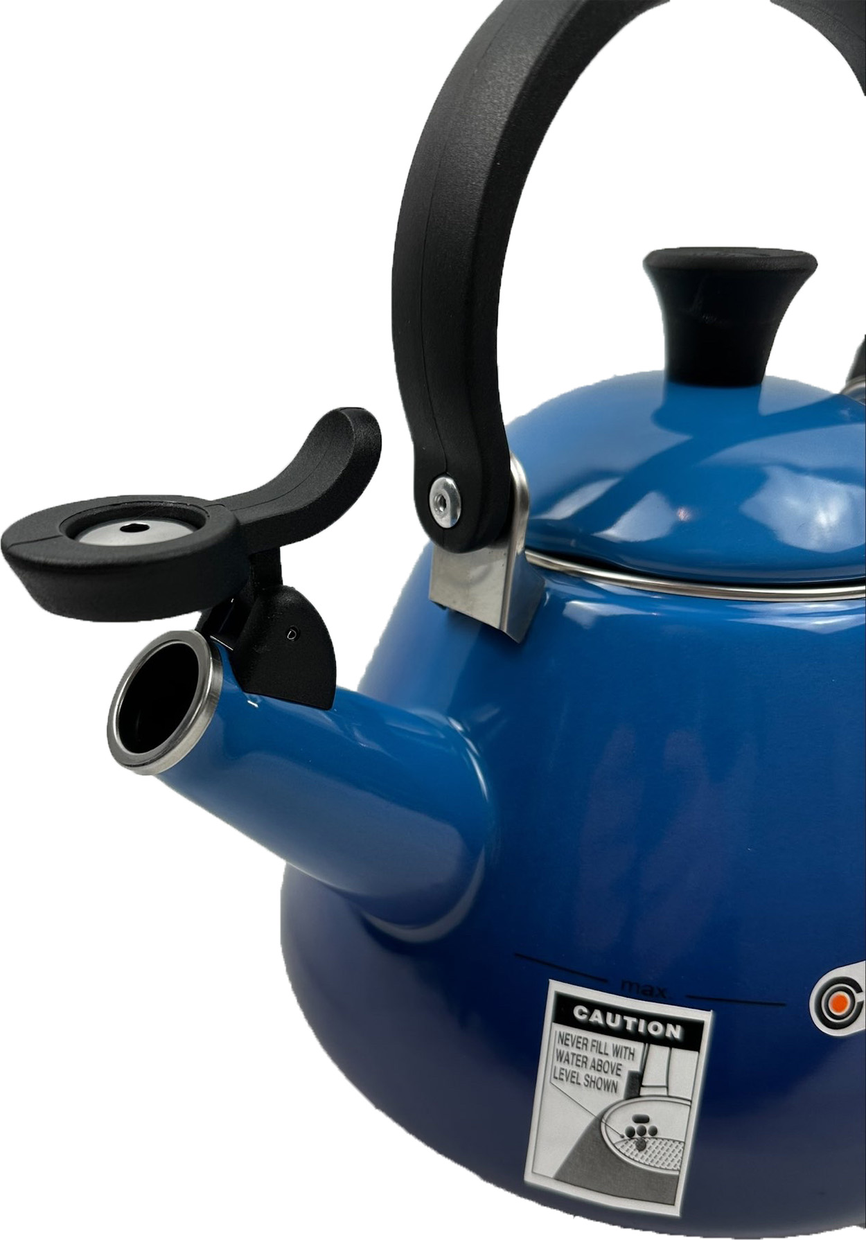 Blauer Wasserkocher mit schwarzem Griff und Ausguss. Der Ausguss hat eine Pfeife.