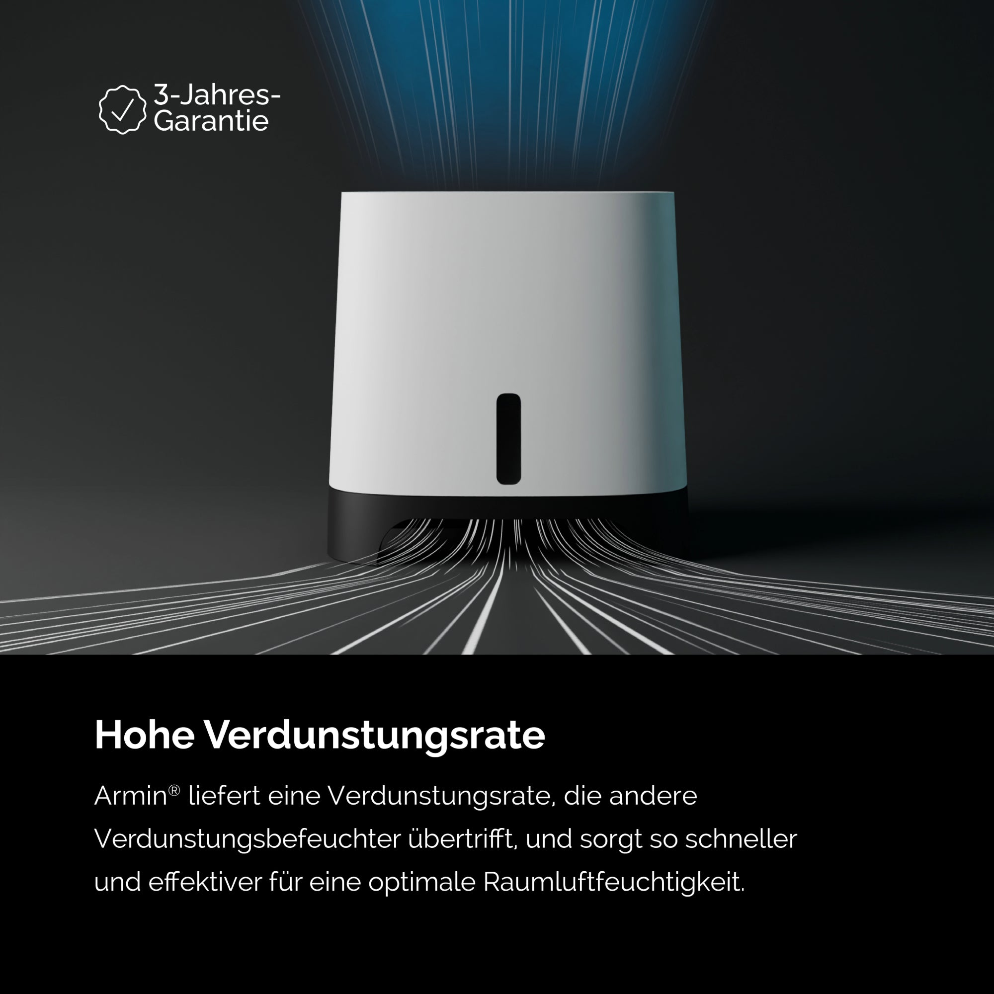 Biały nawilżacz z czarną podstawą, emitujący parę wodną. Czarne tło z tekstem.