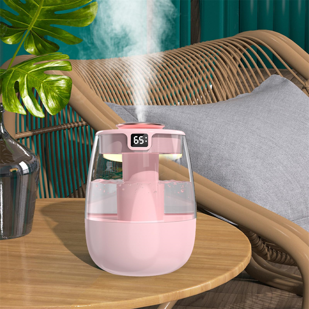Rosa und klarer Luftbefeuchter mit digitaler Anzeige. Er steht auf einem Holztisch. Ein Korbstuhl im Hintergrund.
