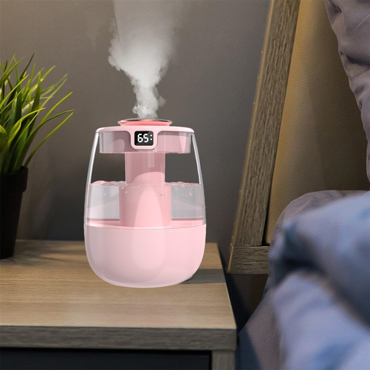 Rosa Luftbefeuchter auf einem Holztisch neben einem Bett. Digitalanzeige zeigt 65.