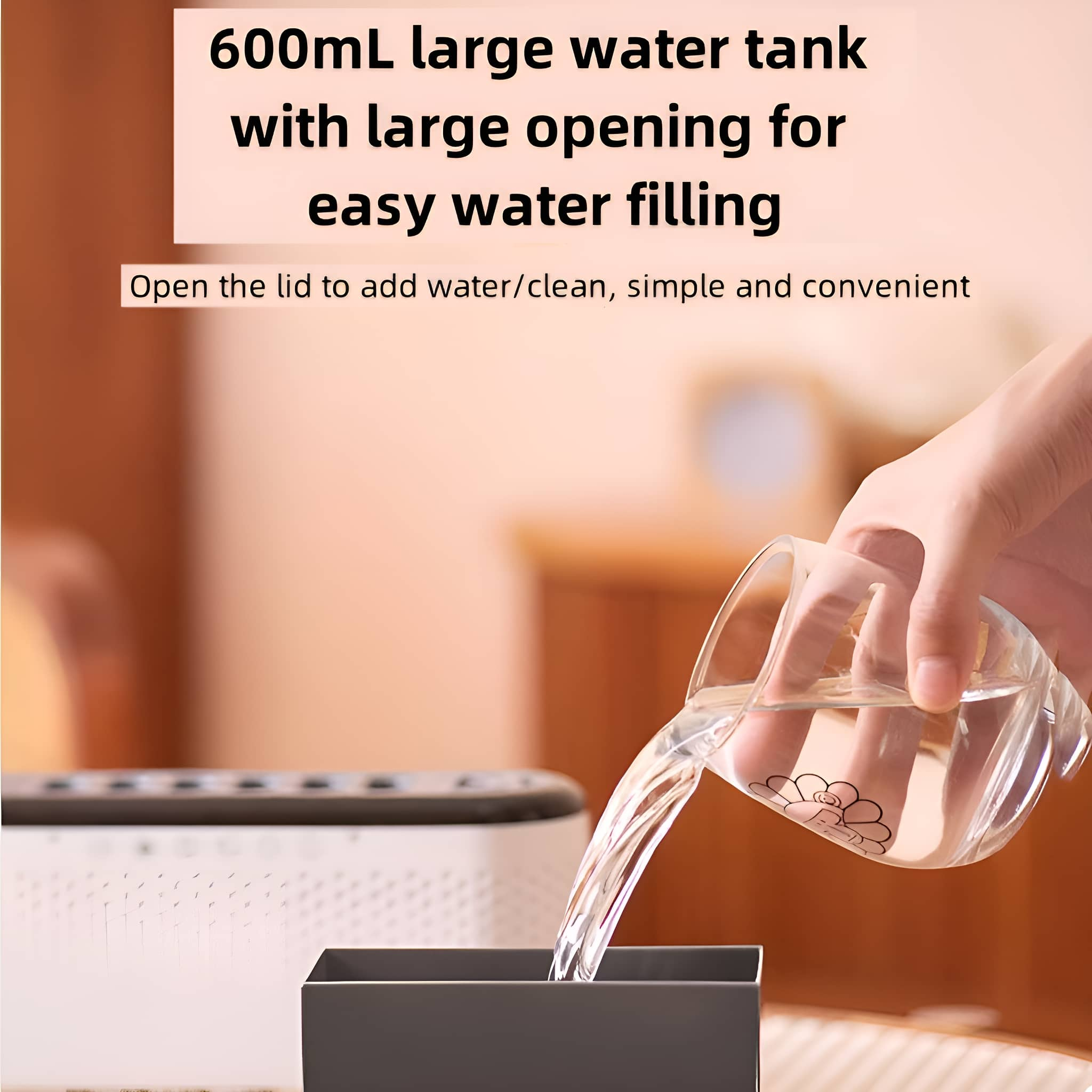 Eine Person gießt Wasser aus einem Glas in einen schwarzen Behälter. Text sagt: „600 ml großer Wassertank“.
