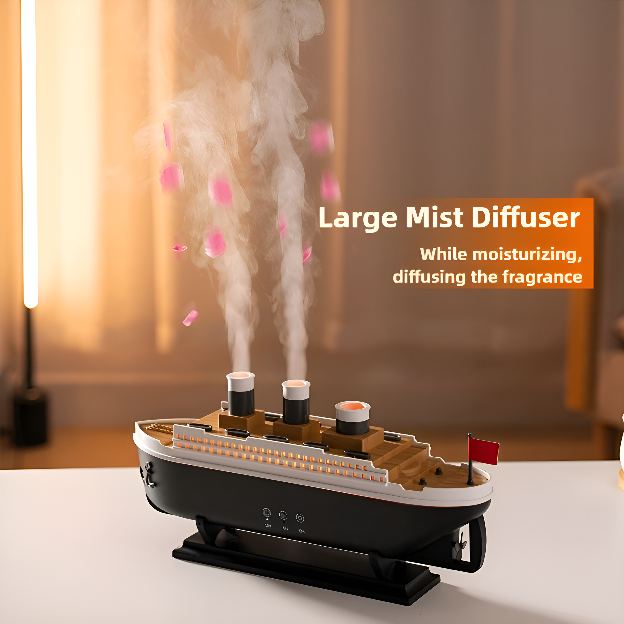 Ein schwarz-weißer, schiffsförmiger Diffusor, mit aufsteigendem Dampf. Rosa Blütenblätter schweben.