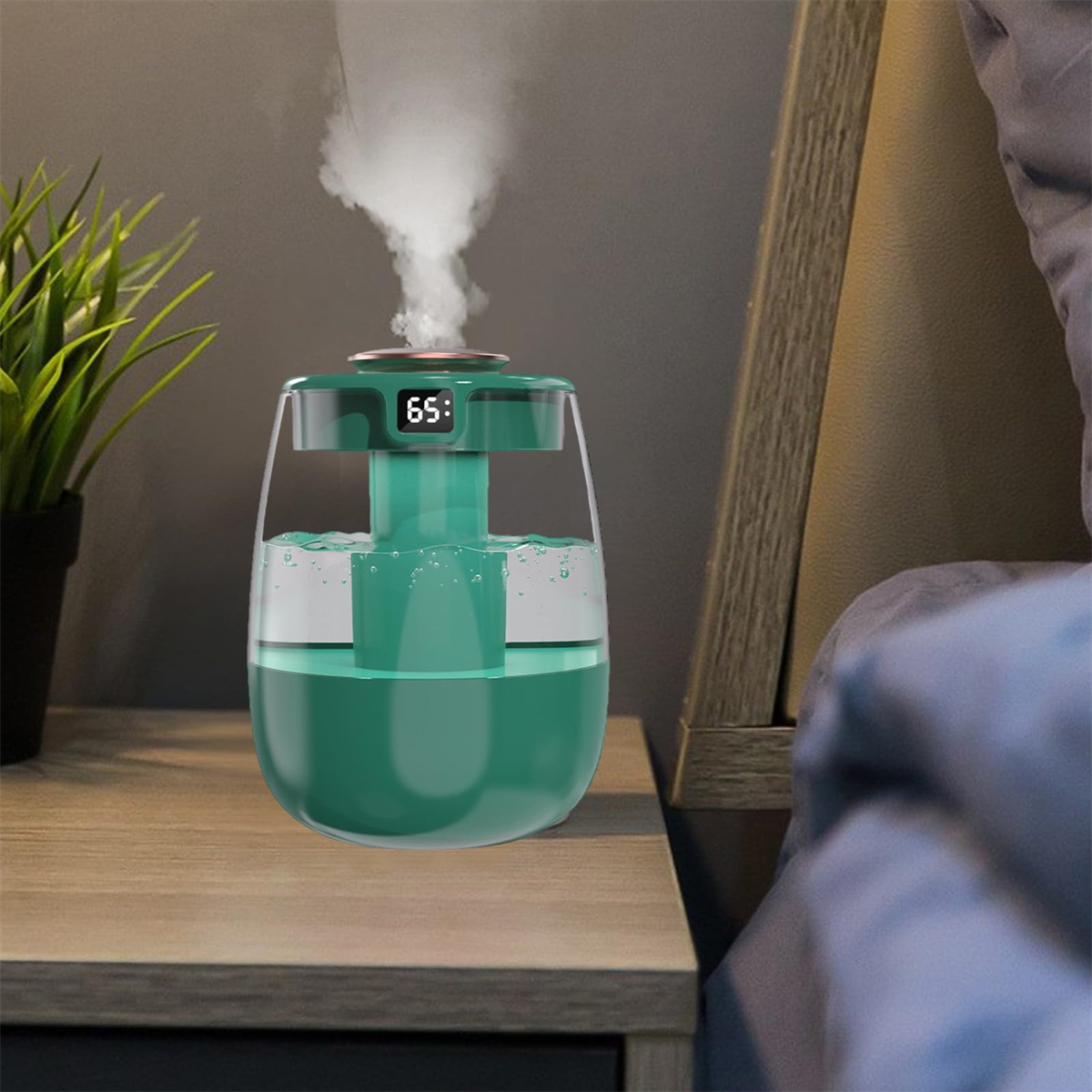 Grüner Luftbefeuchter auf einem Tisch. Er steht neben einem Bett. Dampf ist sichtbar, mit Digitalanzeige.