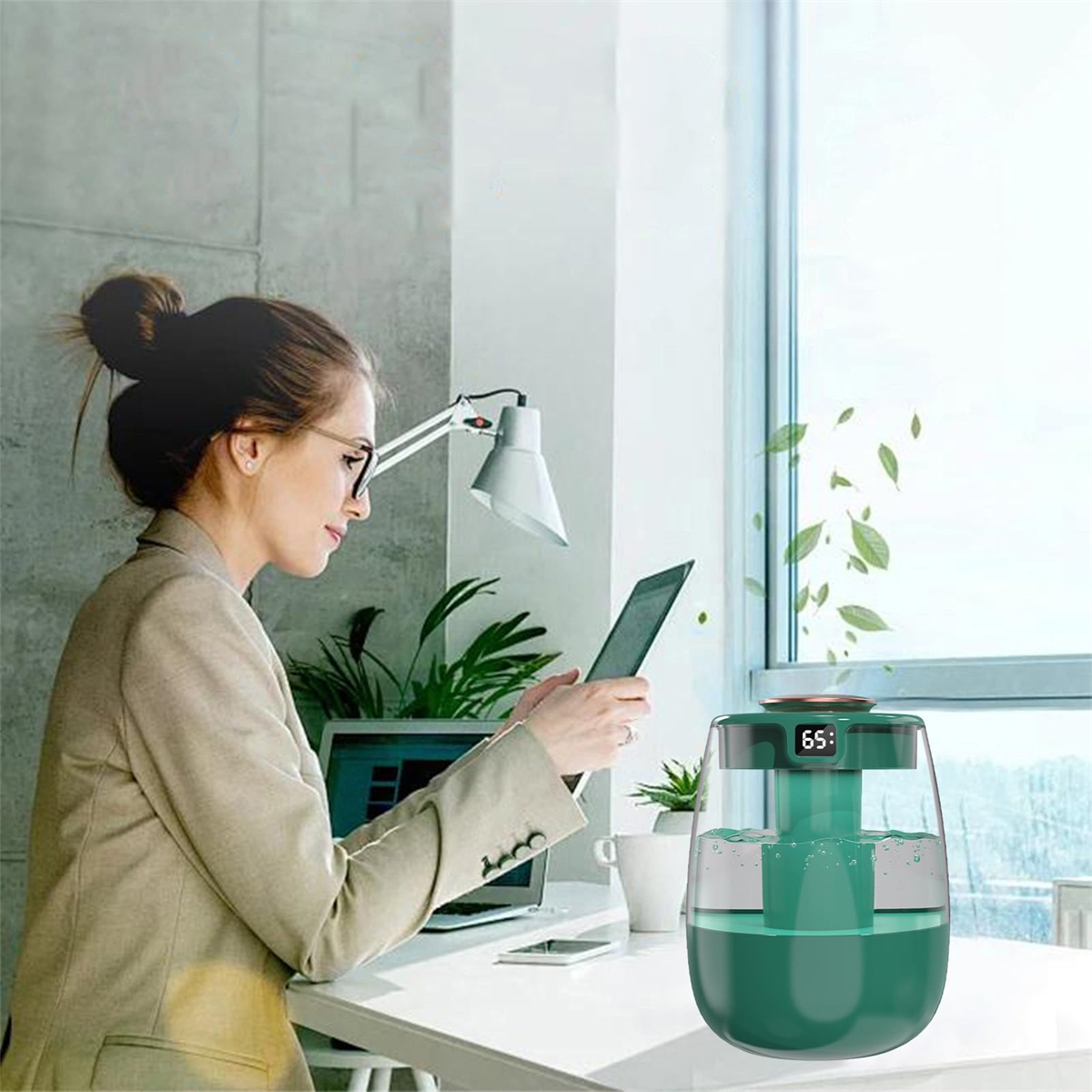 Frau arbeitet am Schreibtisch mit Tablet und grünem Luftbefeuchter.