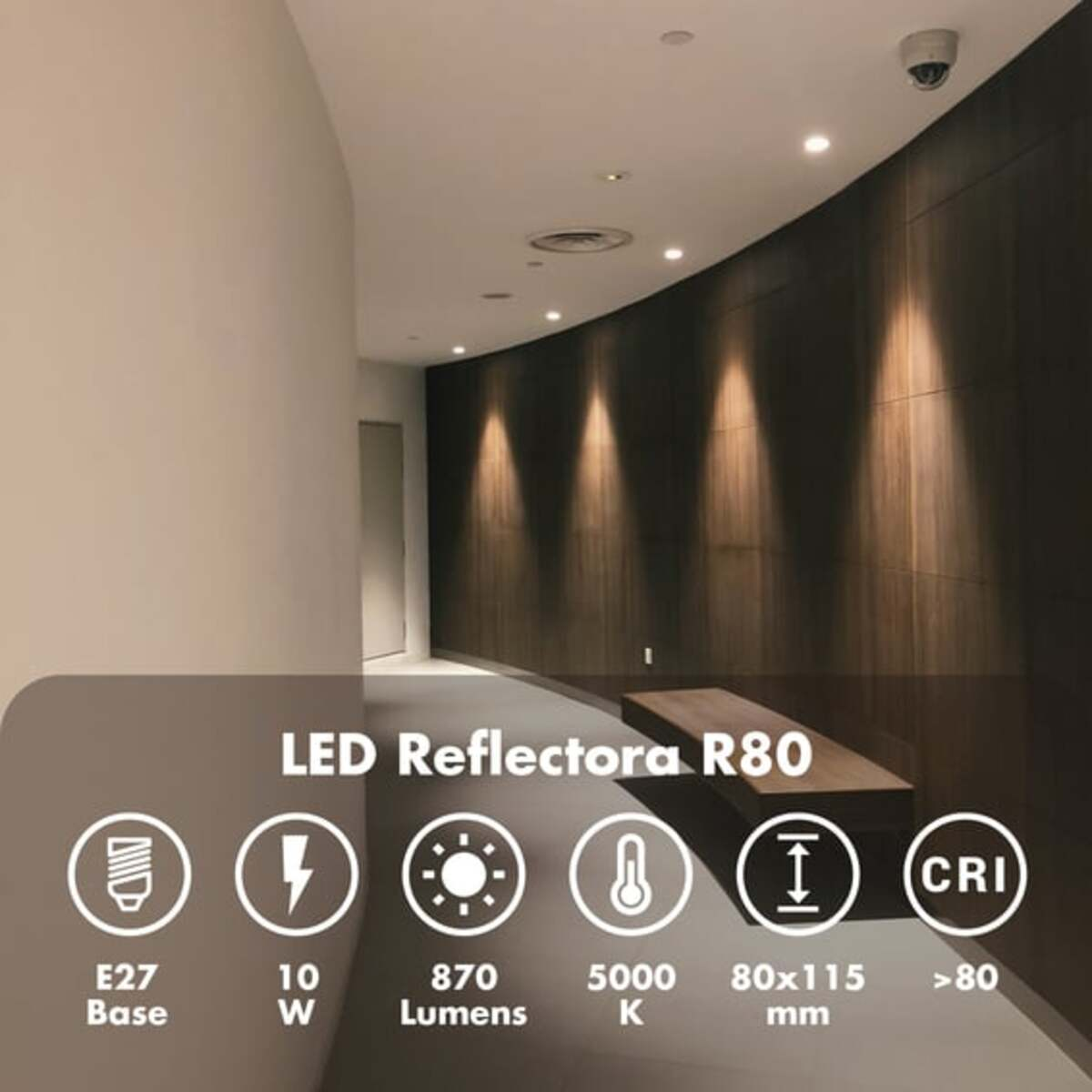 Un corridoio moderno con luci a incasso. Sotto, informazioni sul riflettore LED: lumen, dimensioni, ecc.