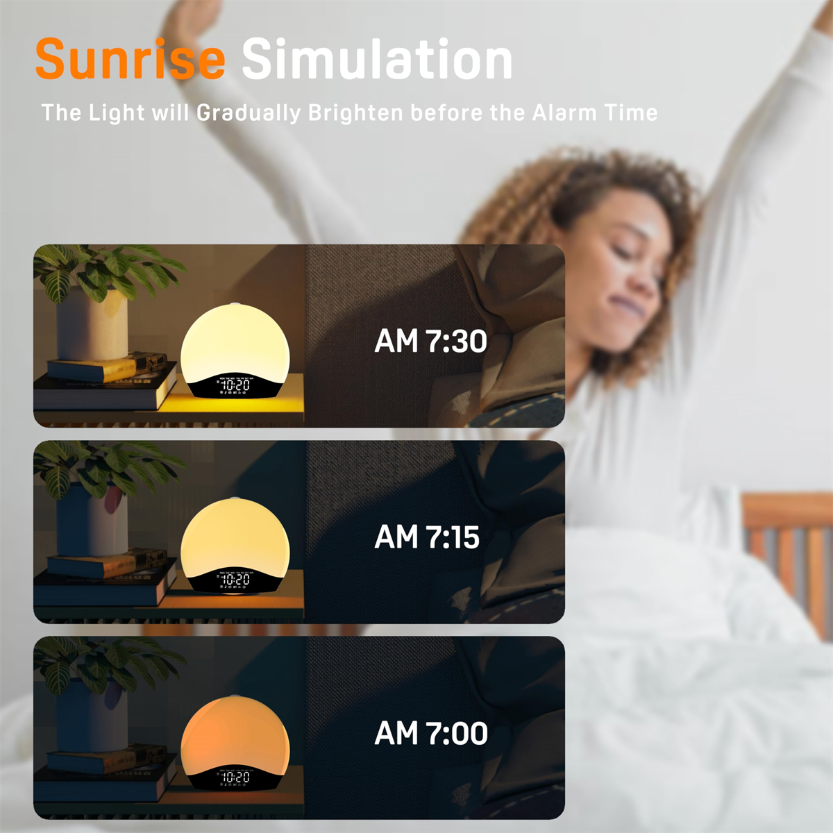 Frau im Bett mit Sonnenaufgang-Wecker. Drei Uhren zeigen: 7:30, 7:15 und 7:00 Uhr.