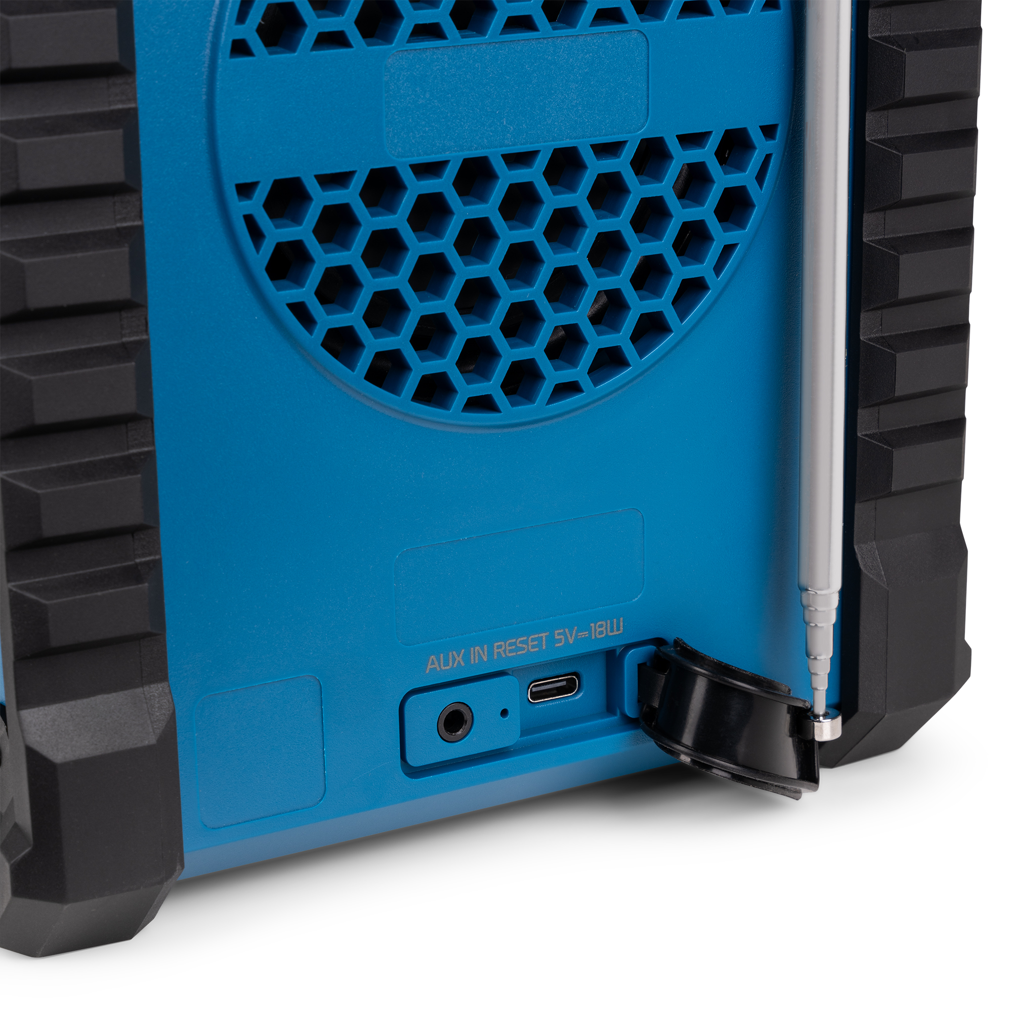 Primer plano de altavoz azul y negro. Puerto AUX y puerto de reinicio.