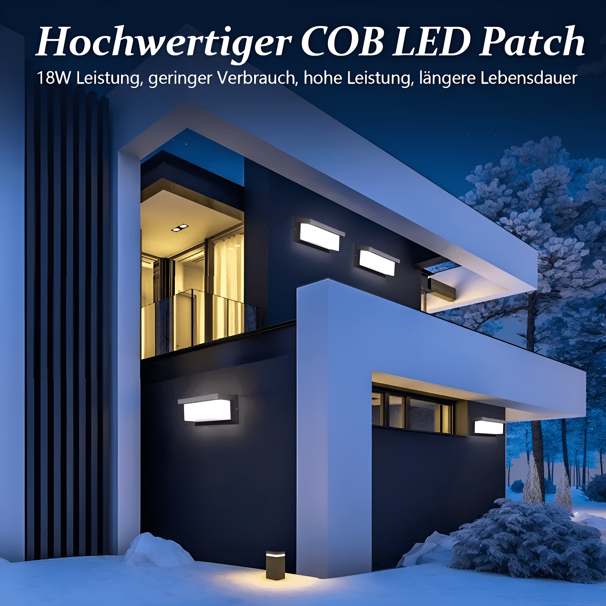 Modernes Haus bei Nacht. Beleuchtet von Wandleuchten. Schnee am Boden. Blauer Himmel.