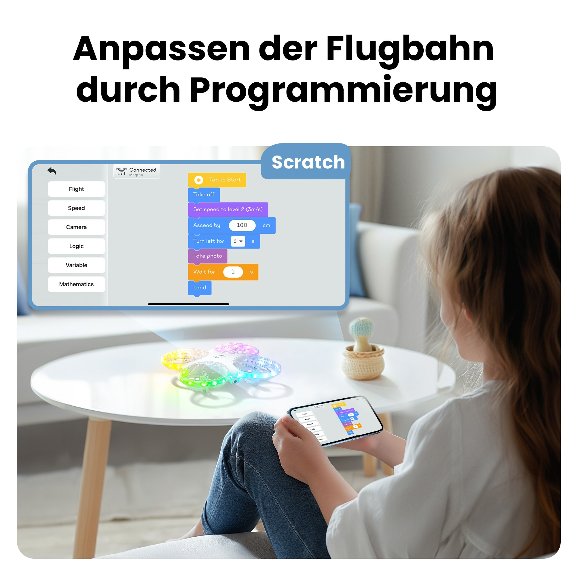 Ein Mädchen benutzt ein Tablet, um ein fliegendes Spielzeug zu programmieren, mit einem Bildschirm, der eine Programmierschnittstelle zeigt.