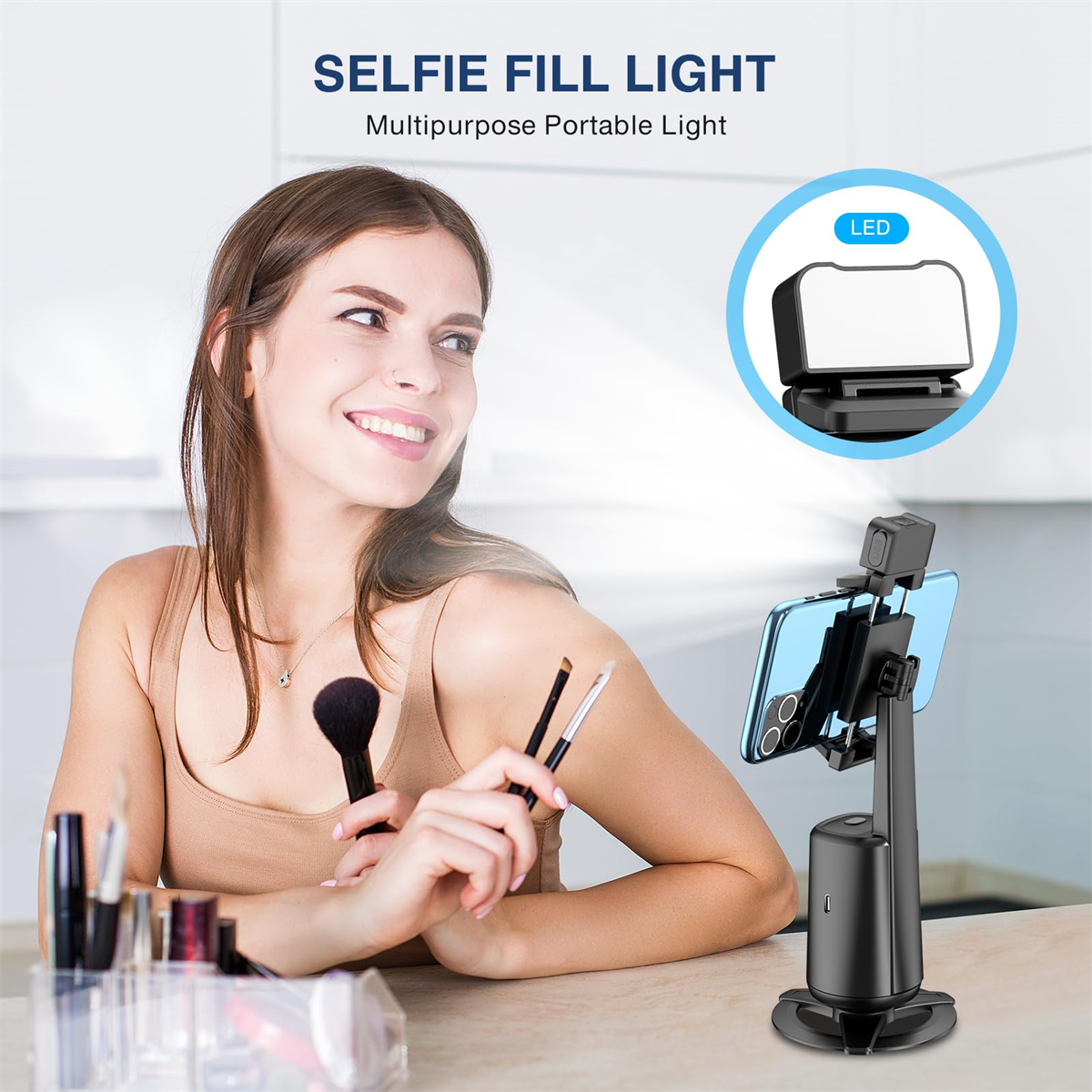Eine Frau hält Make-up-Pinsel und eine Selfie-Füllleuchte mit einem Telefon.