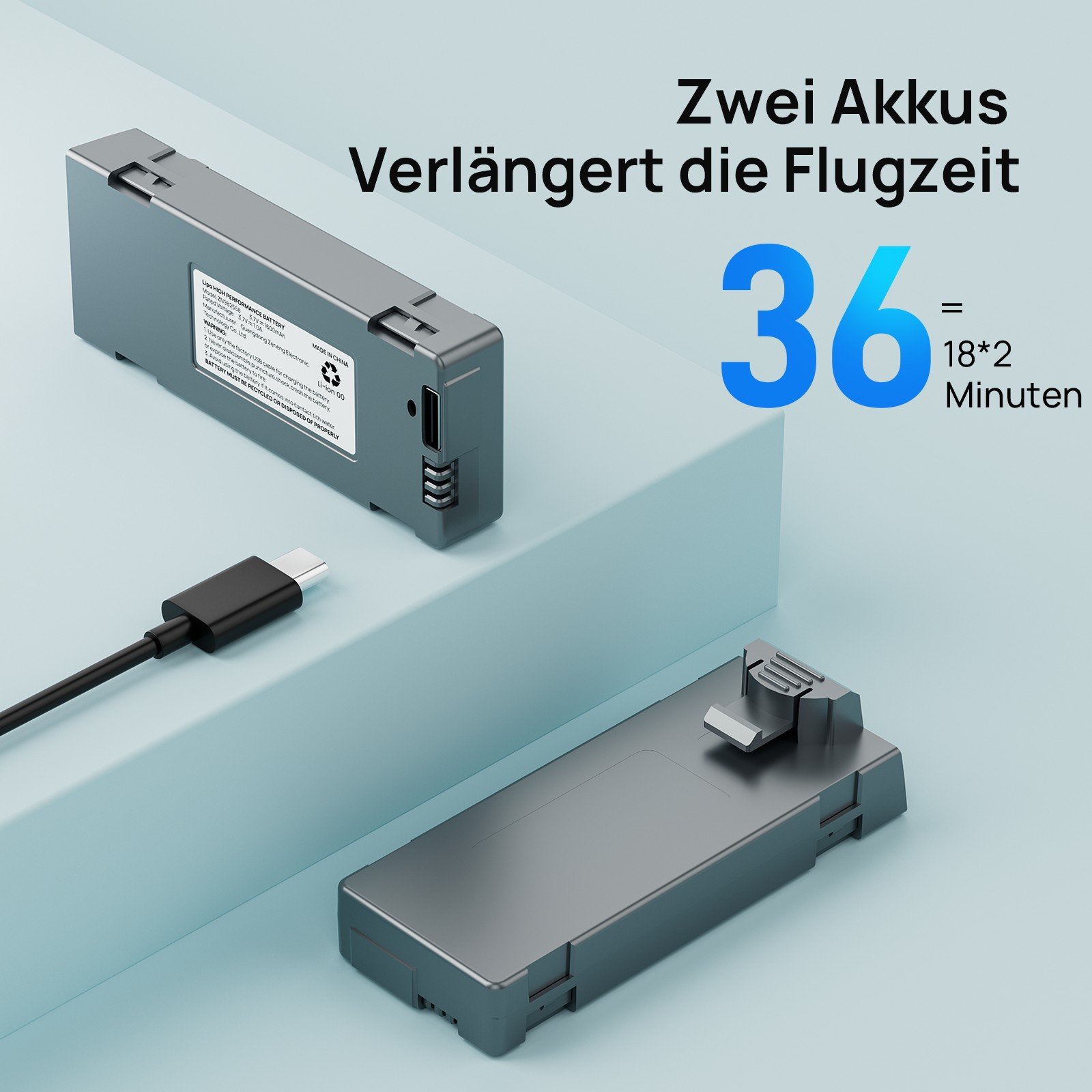 Zwei graue Drohnenbatterien, ein USB-Kabel und Text auf hellblauem Hintergrund.