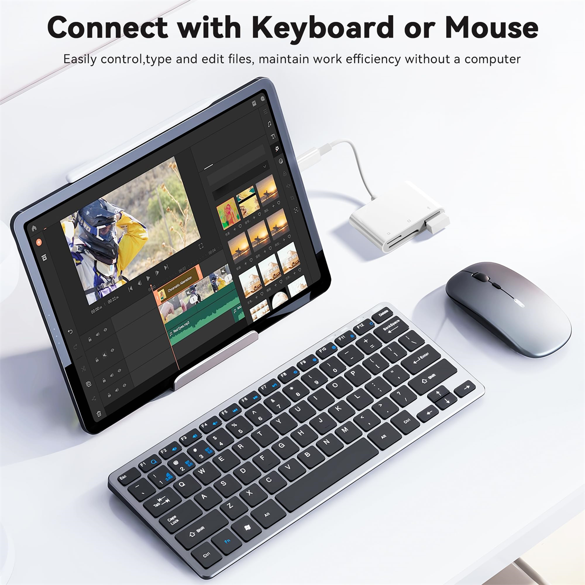 Ein Tablet, das mit Tastatur, Maus und anderen Geräten verbunden ist, auf einem weißen Schreibtisch.