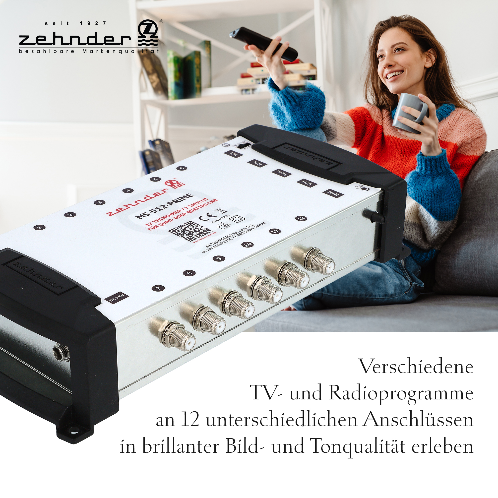 Frau hält Tasse, neben einem TV-Tuner mit mehreren Anschlüssen.
