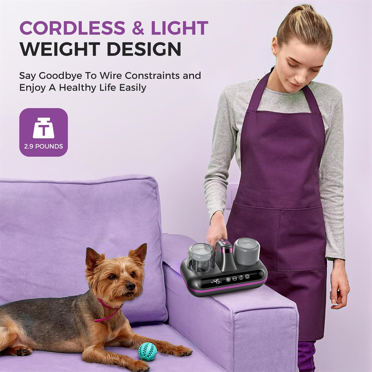 Frau mit Schürze mit Gerät, kleiner Hund auf Couch. Text: Kabelloses & leichtes Design, 2,9 Pfund.