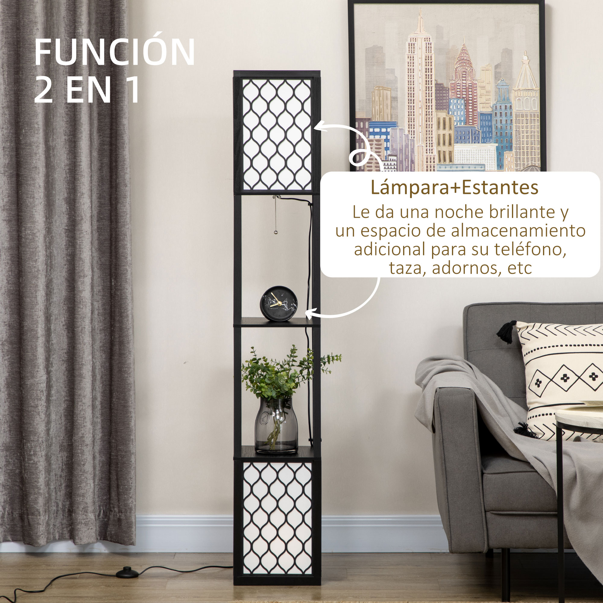 Lámpara alta negra con estantes. Se encuentra junto a un sofá gris y una ventana con cortinas.