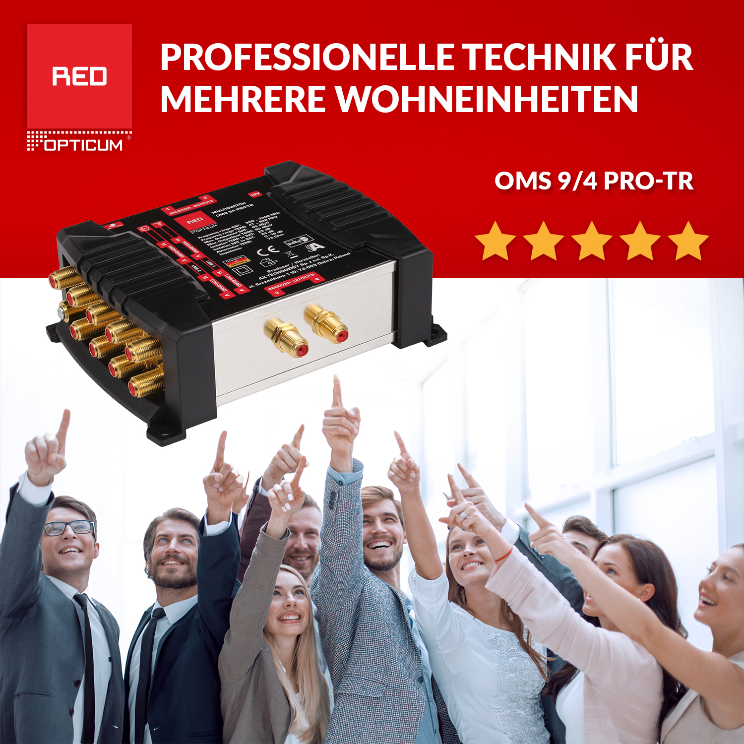 Elektronisches Gerät mit Anschlüssen, mehrere Personen zeigen darauf.