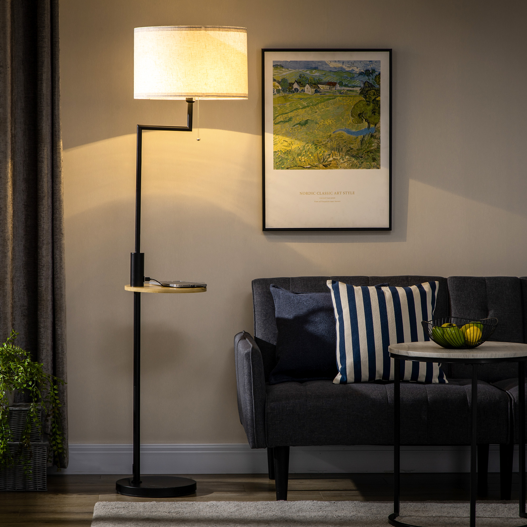Modernes Wohnzimmer mit Stehlampe, Couch, Gemälde und Beistelltisch.