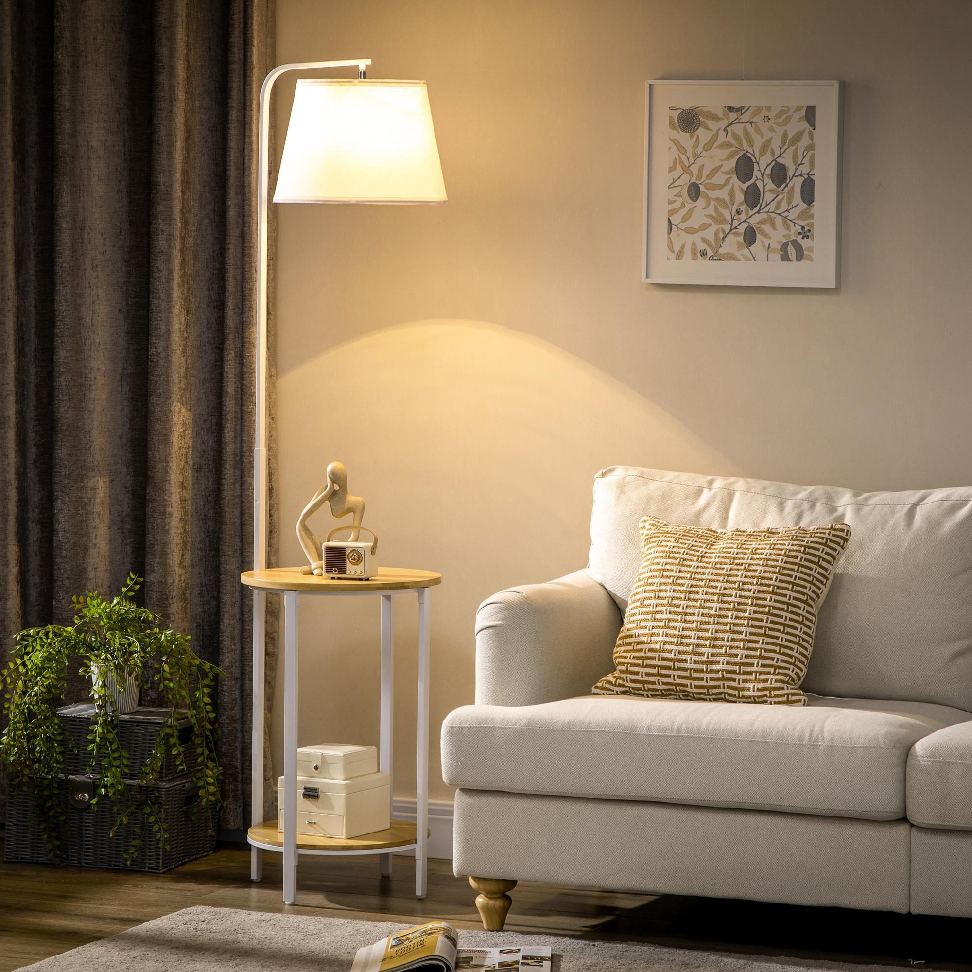 Salón con lámpara, sofá, mesa auxiliar y obra de arte; iluminación cálida.