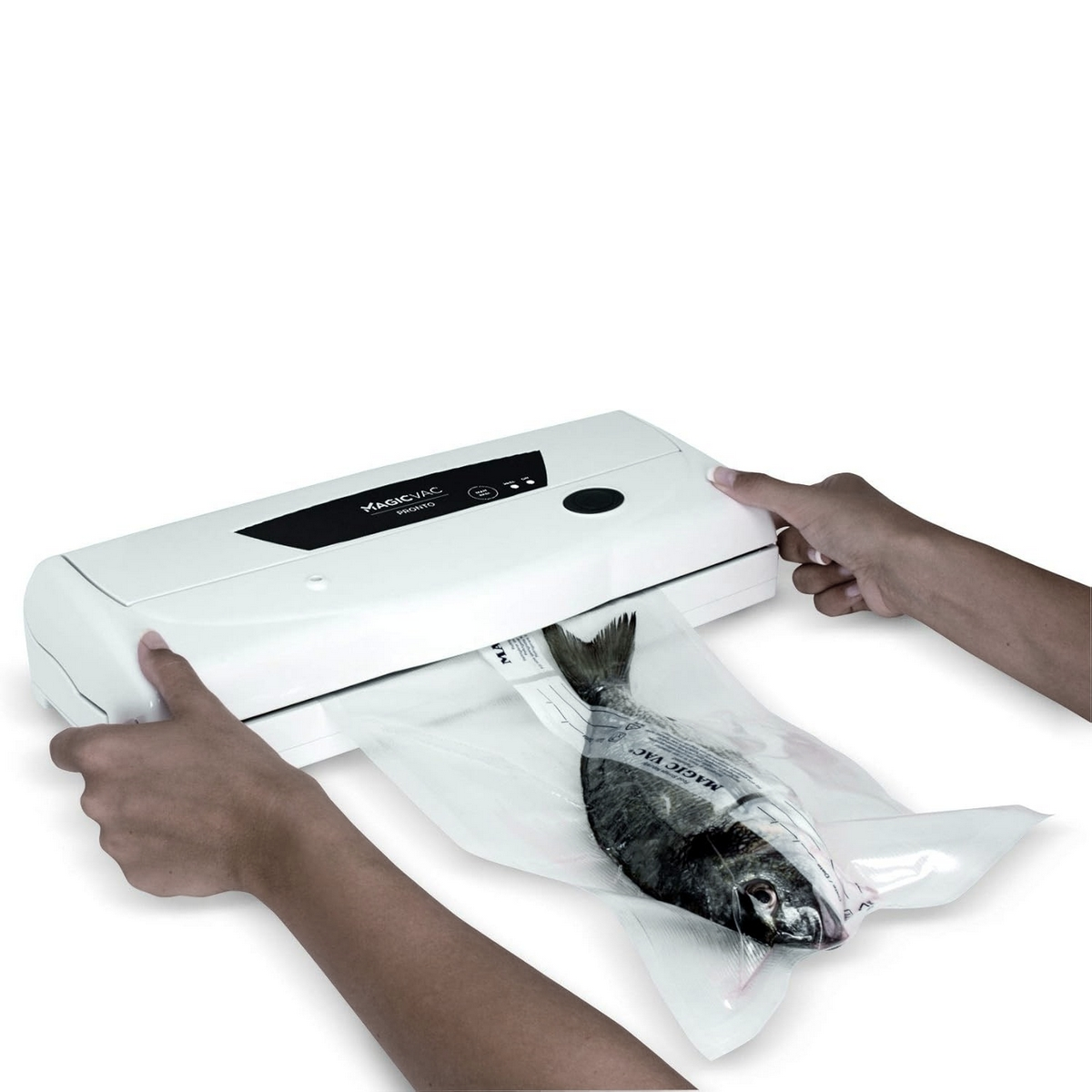 Mani che sigillano un pesce all'interno di un sacchetto di plastica trasparente con una sigillatrice sottovuoto bianca.