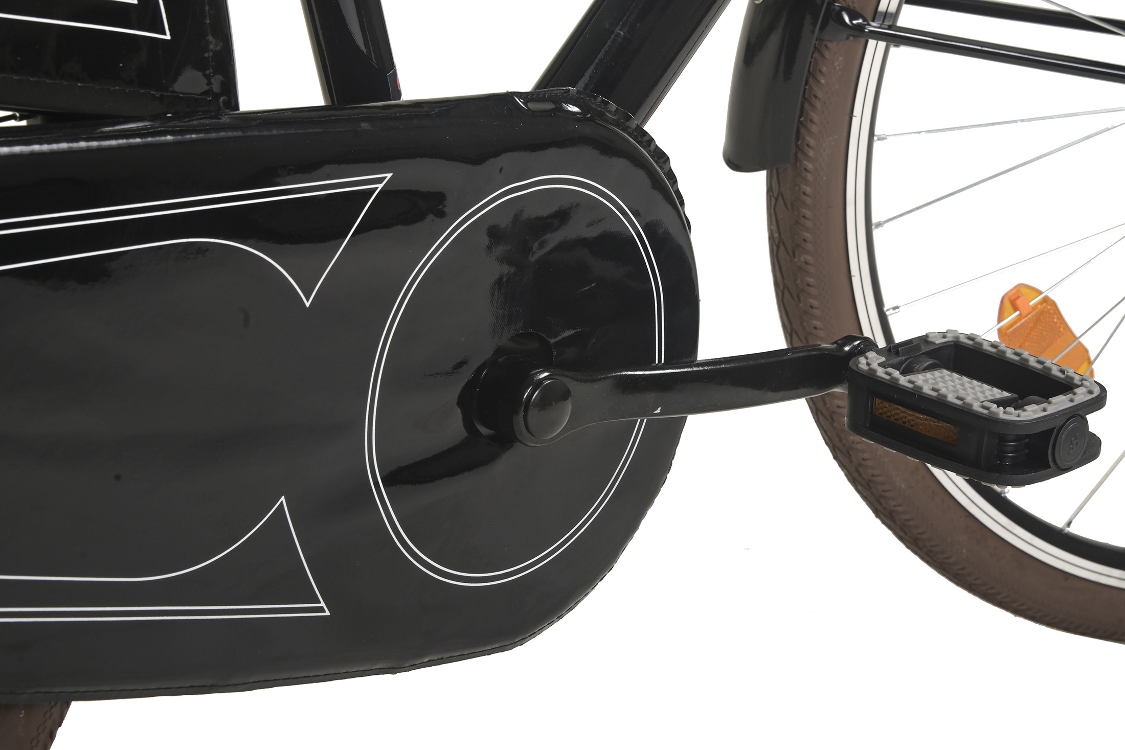Ein schwarzes Fahrrad mit schwarzem Kettenschutz und Pedal im Blick.