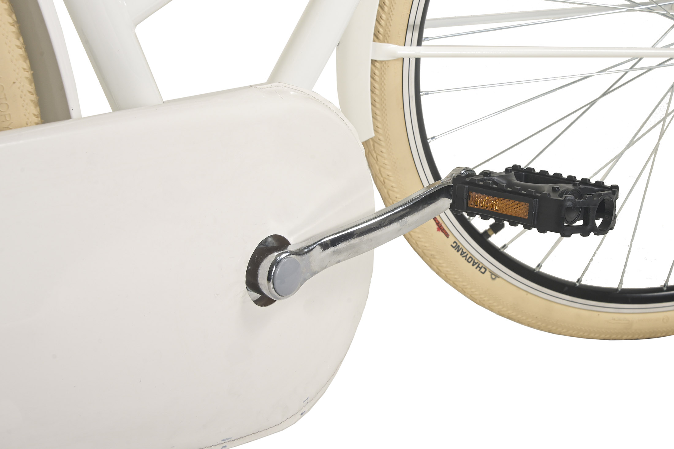 Teil eines weißen Fahrrads, das ein Pedal und das Rad zeigt.