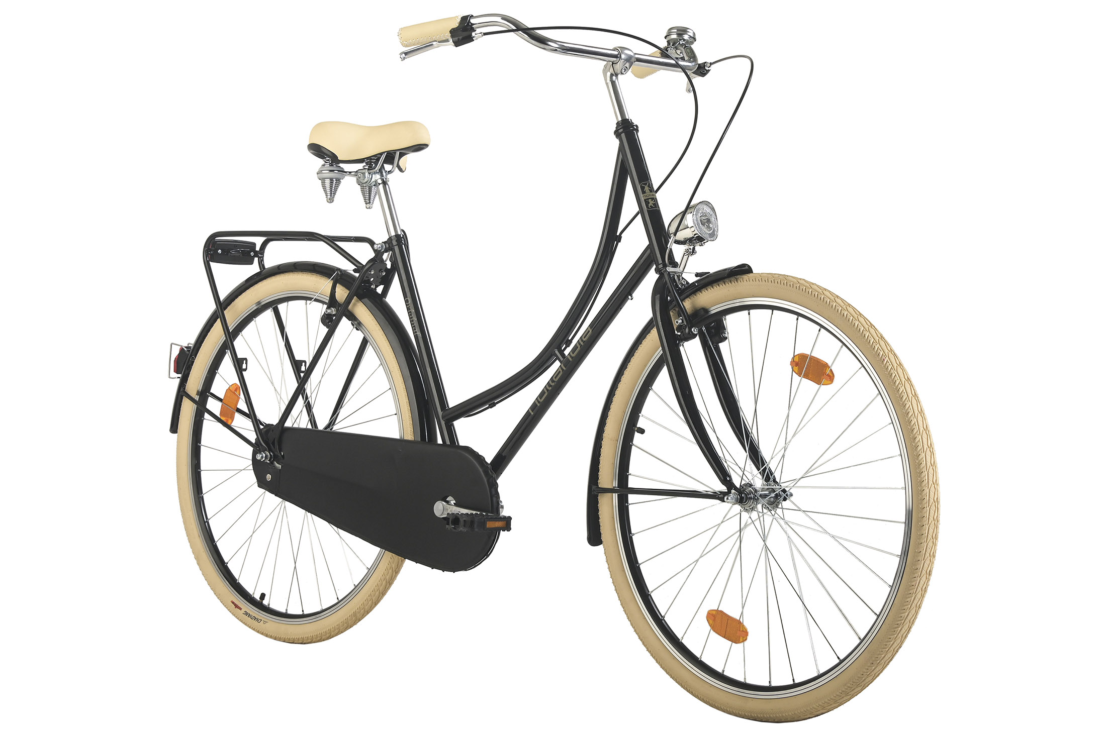 Ein schwarzes Fahrrad mit cremefarbenen Reifen, einem schwarzen Sattel und Rahmen sowie einem silbernen Lenker. Es ist vor weißem Hintergrund.